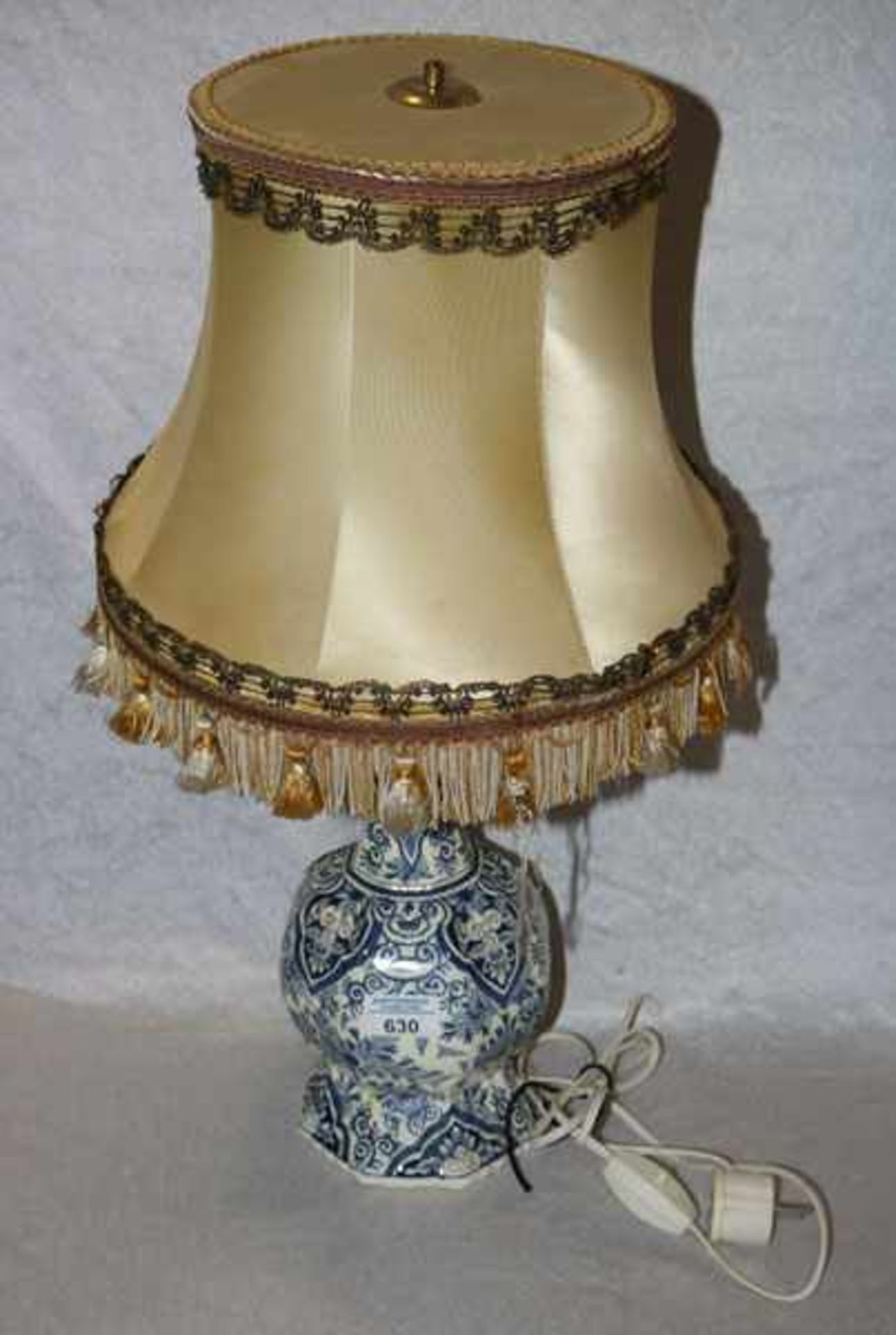 Tischlampe, Keramik Lampenfuß mit blauem Dekor und beigen Stoffschirm, H 58 cm, D 30 cm,