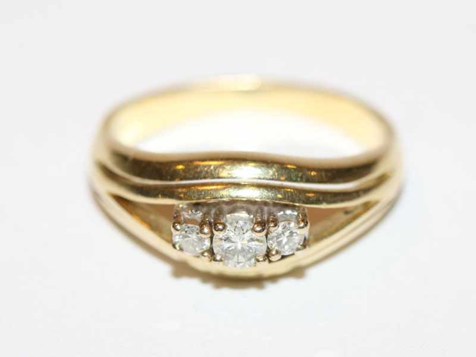 14 k Gelbgold (geprüft) Ring mit 3 Diamanten, Gr. 54, 4,8 gr.