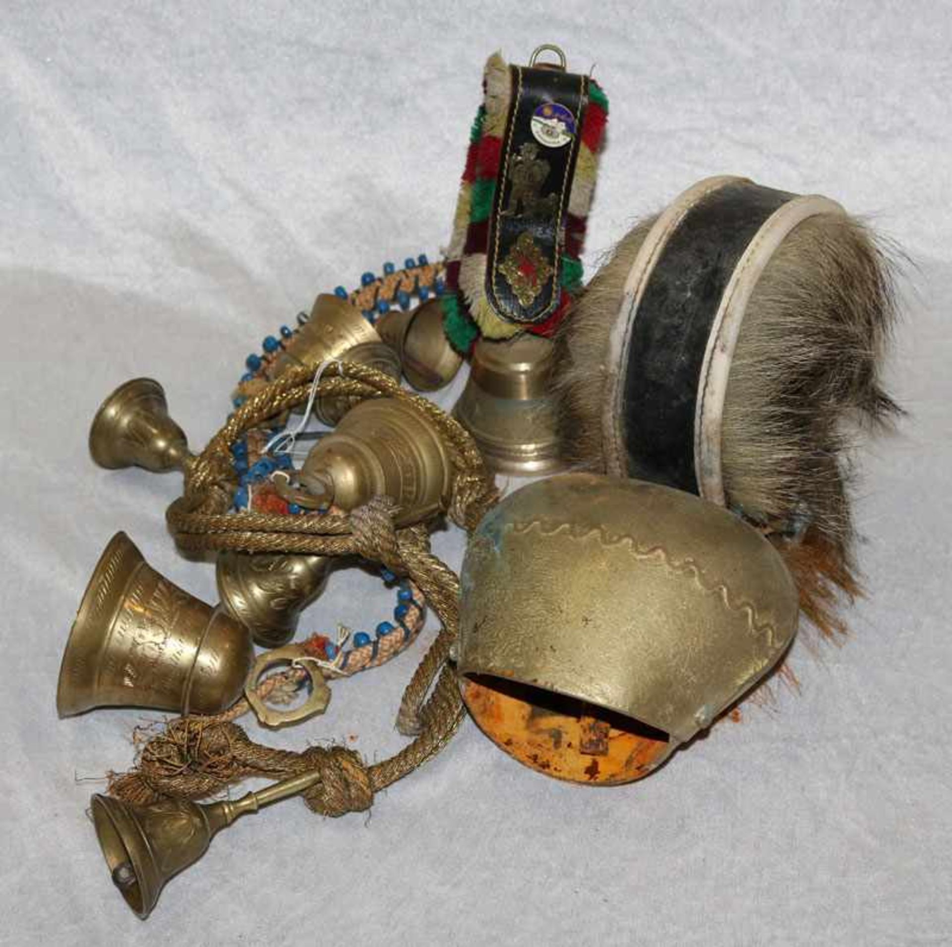 Konvolut von diversen Glocken, teils mit Riemen, Gebrauchs- und Altersspuren