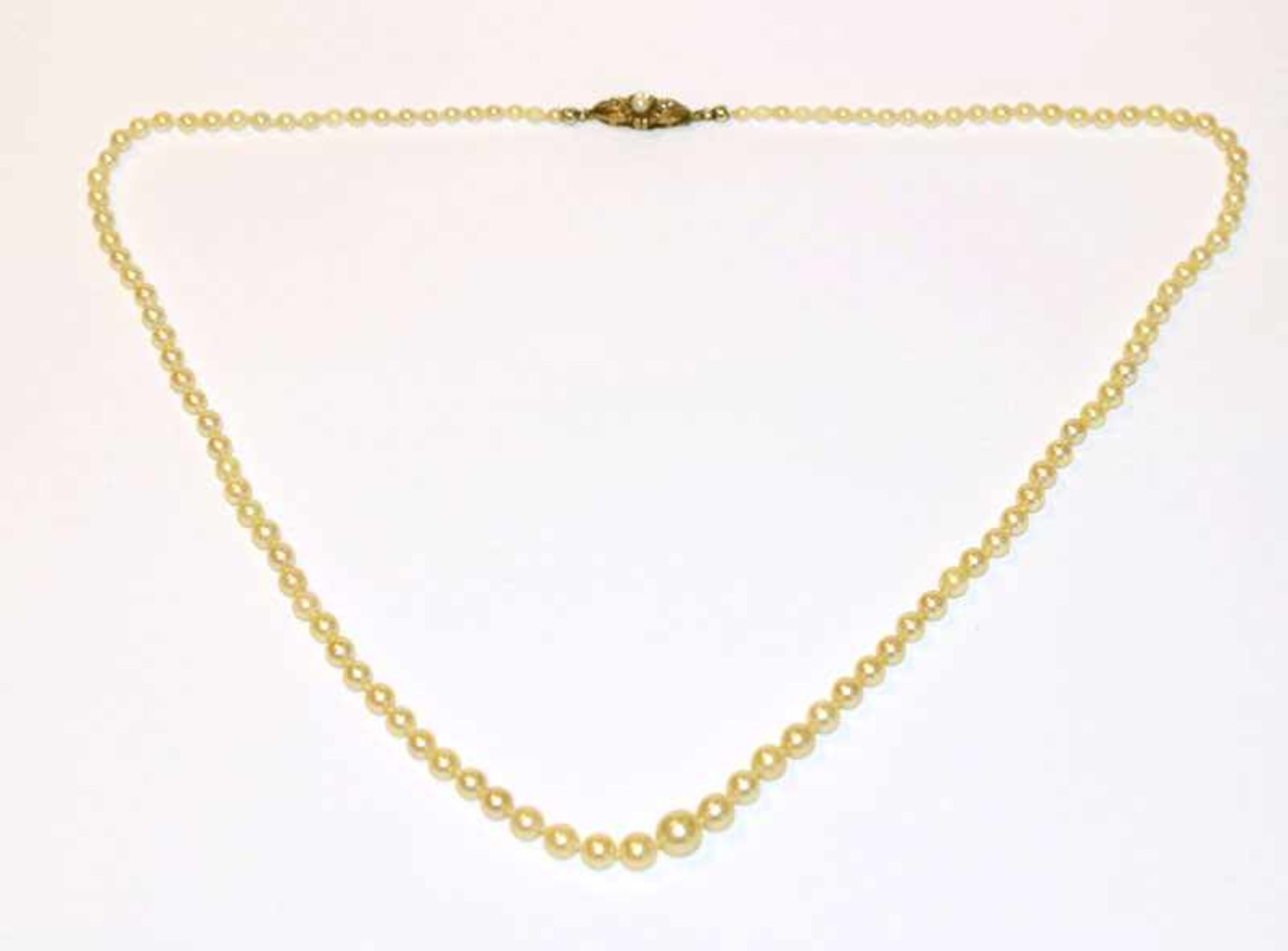 Opern-Perlenkette in Verlaufform mit 8 k Gelbgold Schließe, um 1920, L 52 cm, Tragespuren