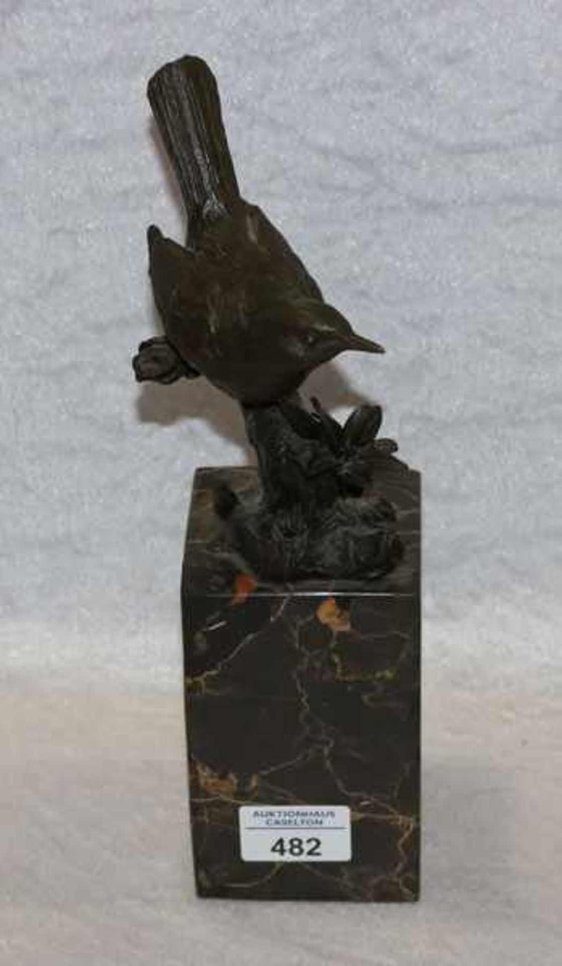 Bronze Tierskulptur 'Vogel auf Ast sitzend', auf schwarz/braunem Marmorsockel, H 29 cm, B 8 cm, T