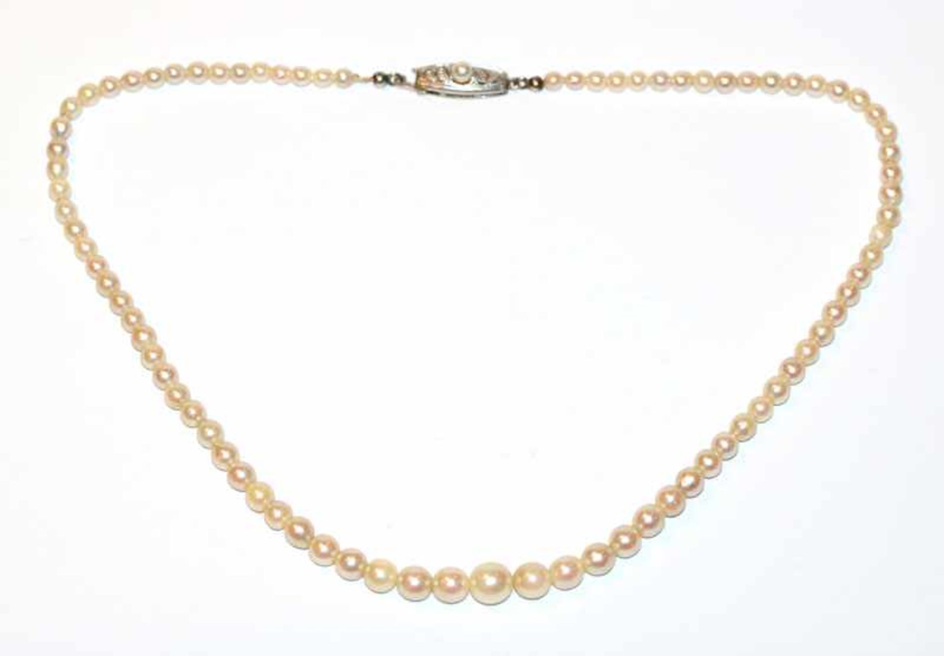 Opern-Perlenkette in Verlaufform, 8 k Weißgold/Silber Schließe, um 1920, L 38 cm, leichte