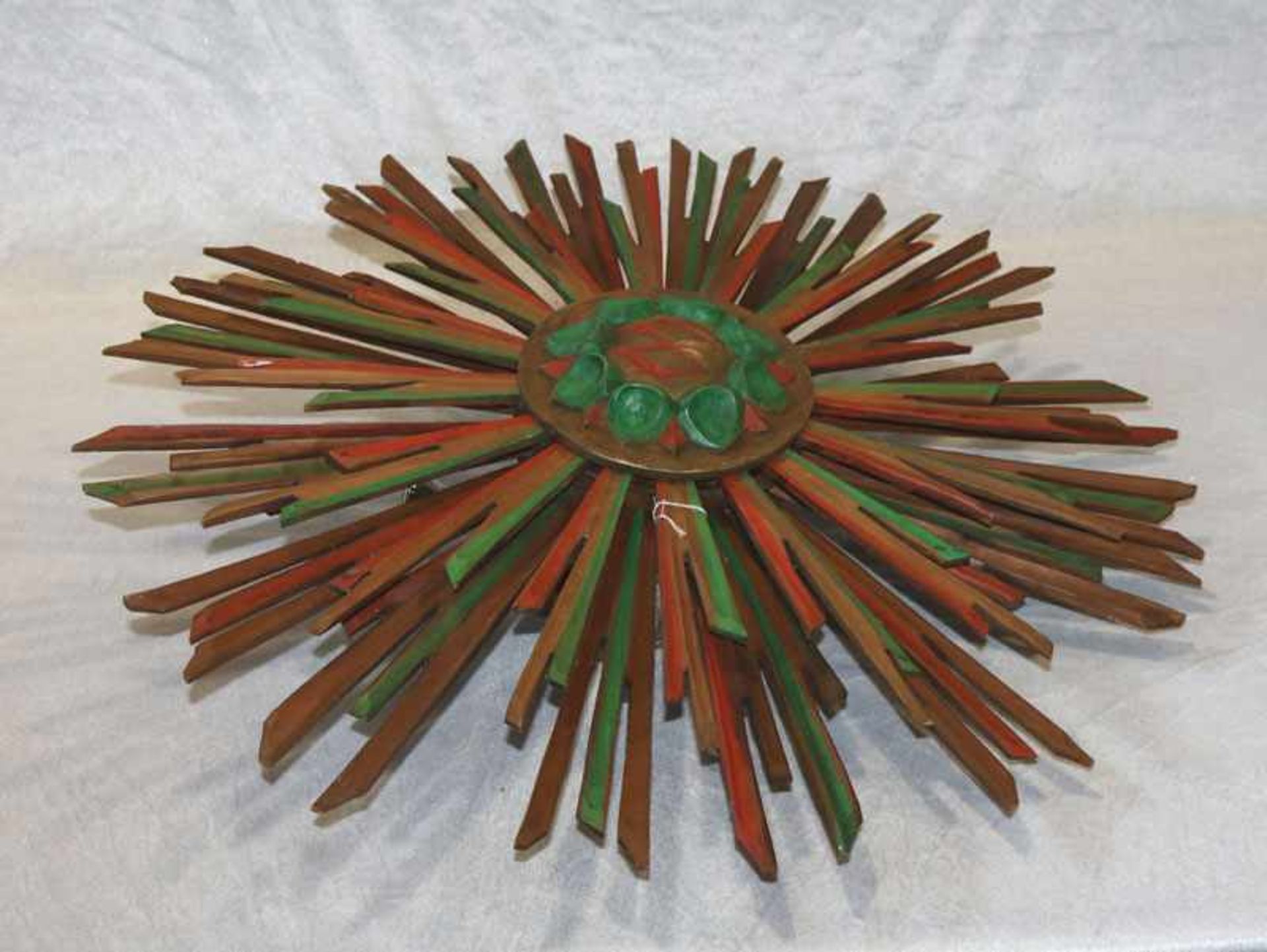 Deckenlampe mit Strahlenkranz aus Holz, rot/grün bemalt, teils bestossen, D 62 cm