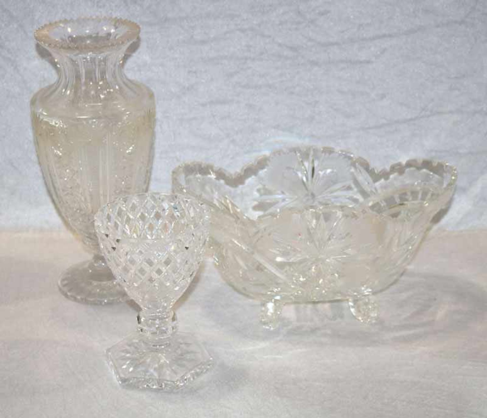 Glas-Konvolut: Vase, H 28 cm, D 13 cm, Schale auf Füßchen, H 15 cm, L 28 cm, und Fußschale, H 15 cm,