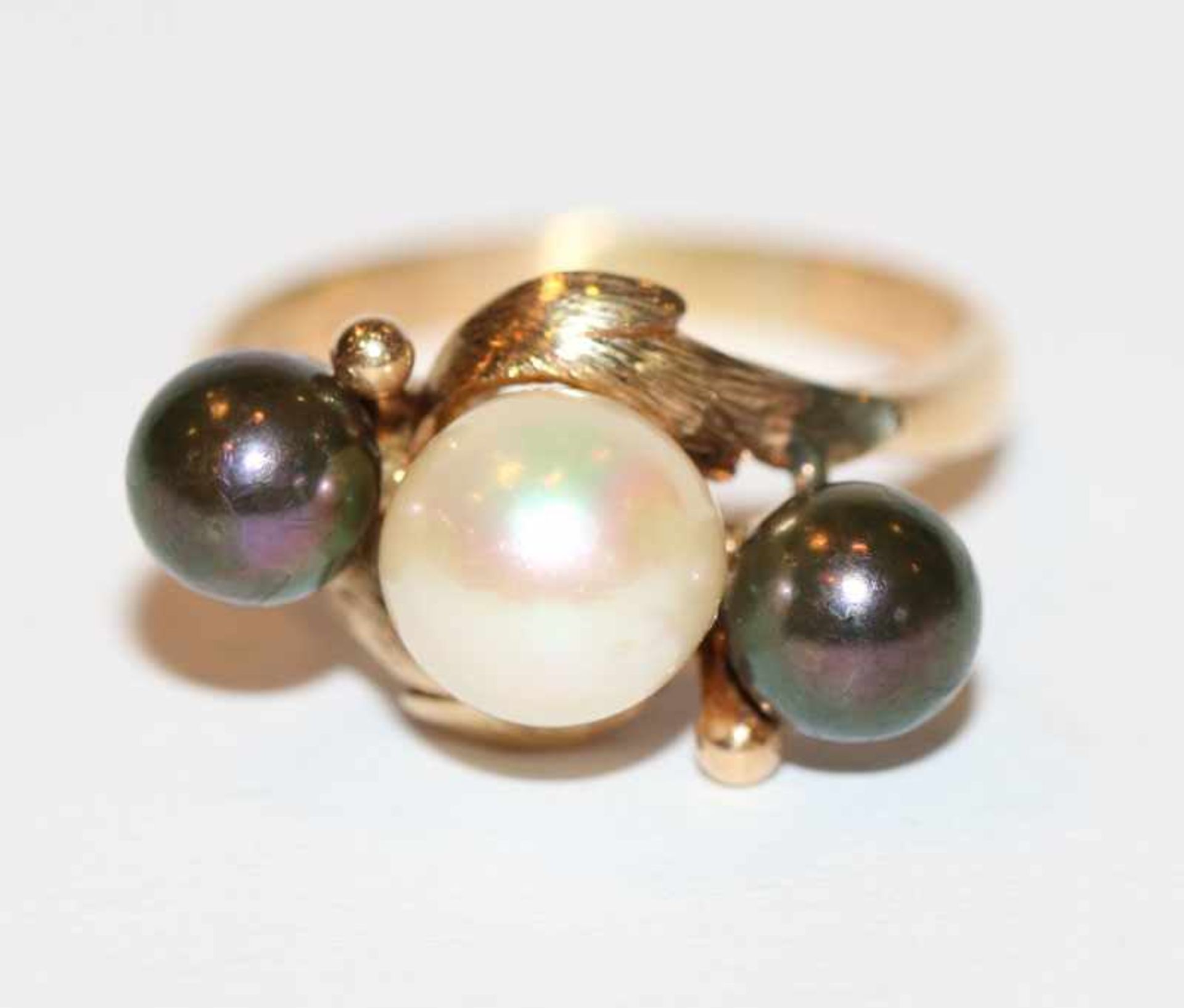 14 k Gelbgold Ring mit weißer und 2 grauen Perlen, 5,1 gr., Gr. 57