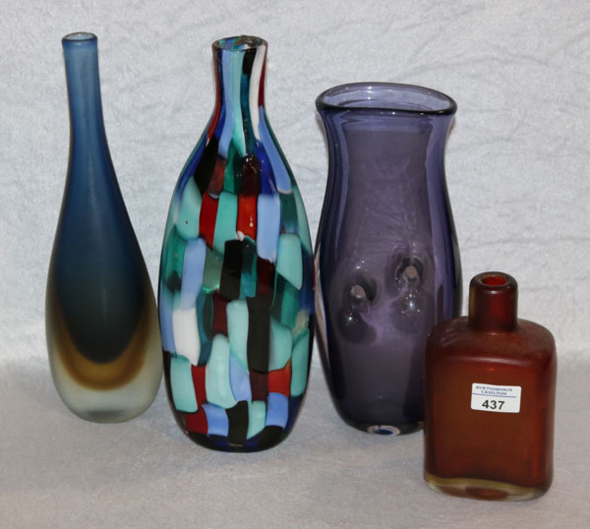 Konvolut von 4 Designer Glasvasen, Italien, in verschiedenen Farben, H 18/36 cm, Gebrauchsspuren