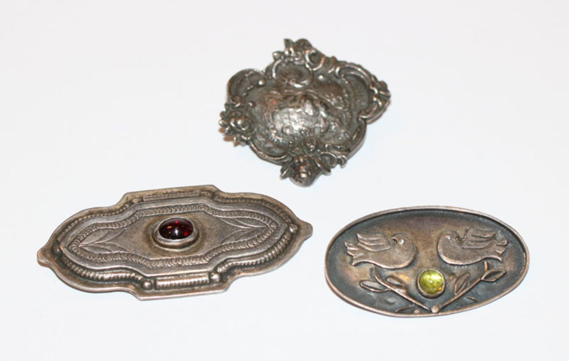 3 Silber Broschen in verschiedenen Dekoren, B 3,5/5,5 cm