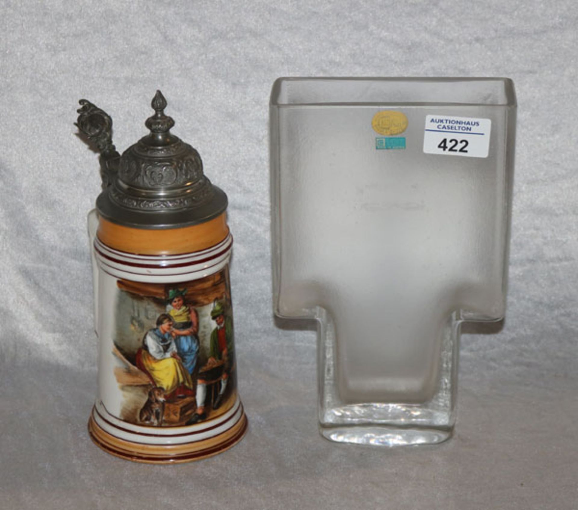 Riedel Glasvase in eckiger Form, H 22 cm, und Porzellan Bierkrug mit Bodenbild, Wirtshaus-