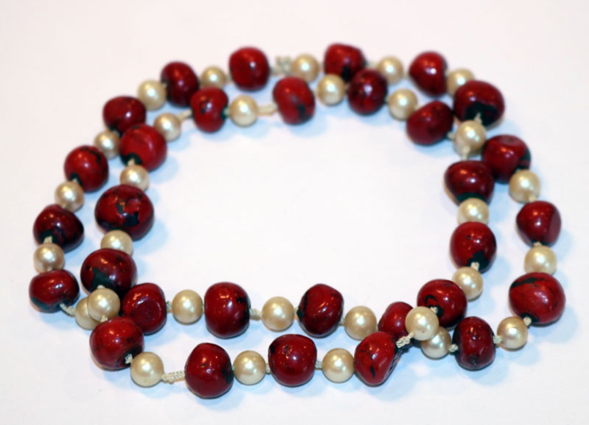 Perlenkette mit roten Zwischenperlen, L 62 cm, Tragespuren