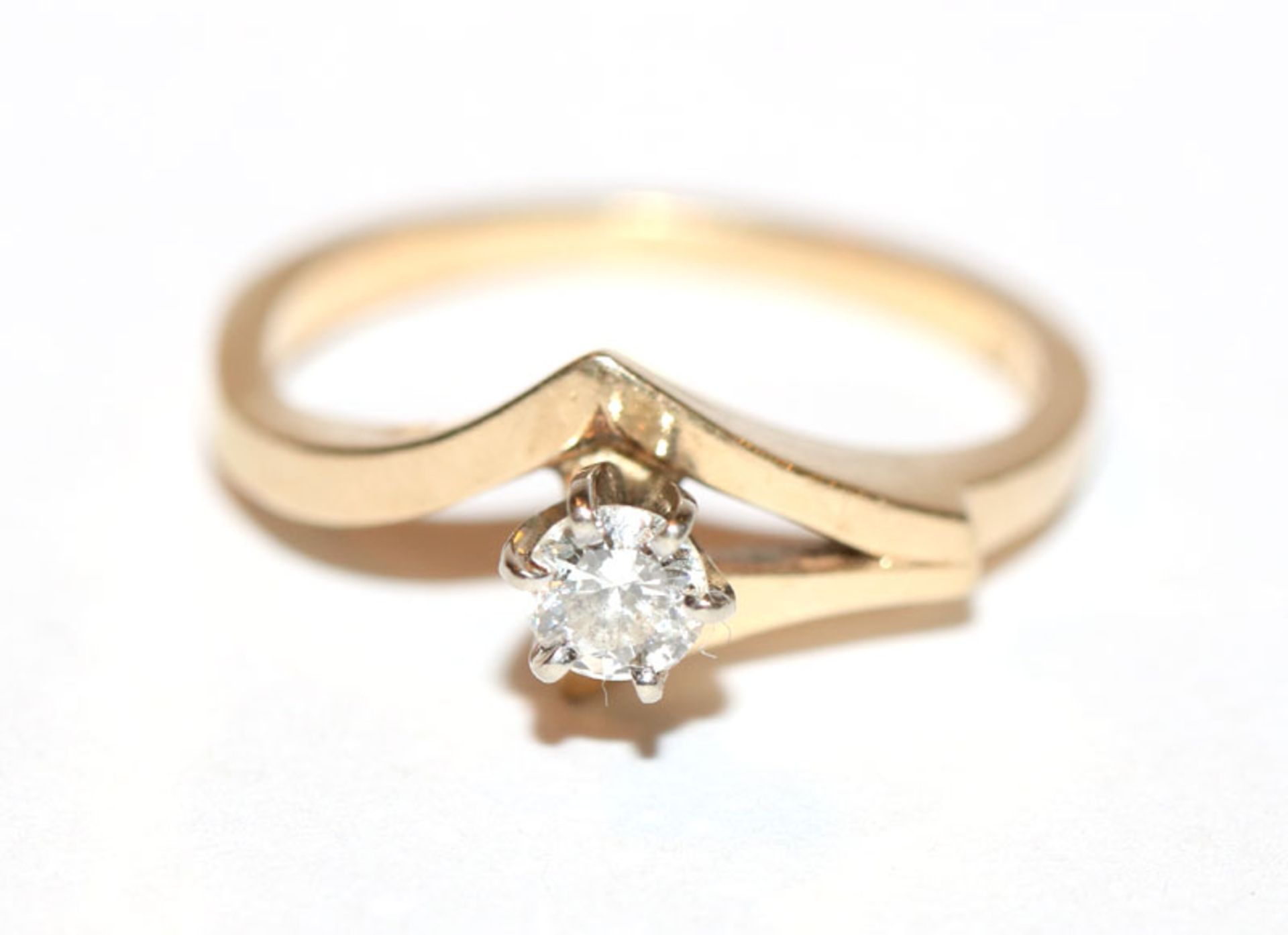 14 k Gelbgold Ring mit in Weißgold gefaßten Diamanten, ca. 0,20 ct., Gr. 51