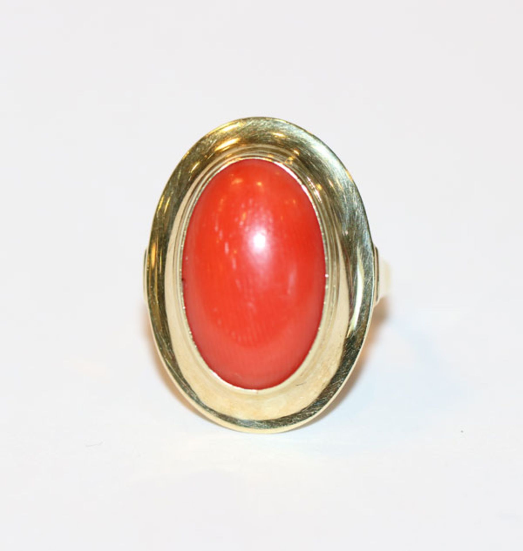 14 k Gelbgold Ring mit Koralle, Gr. 52, 4,3 gr.