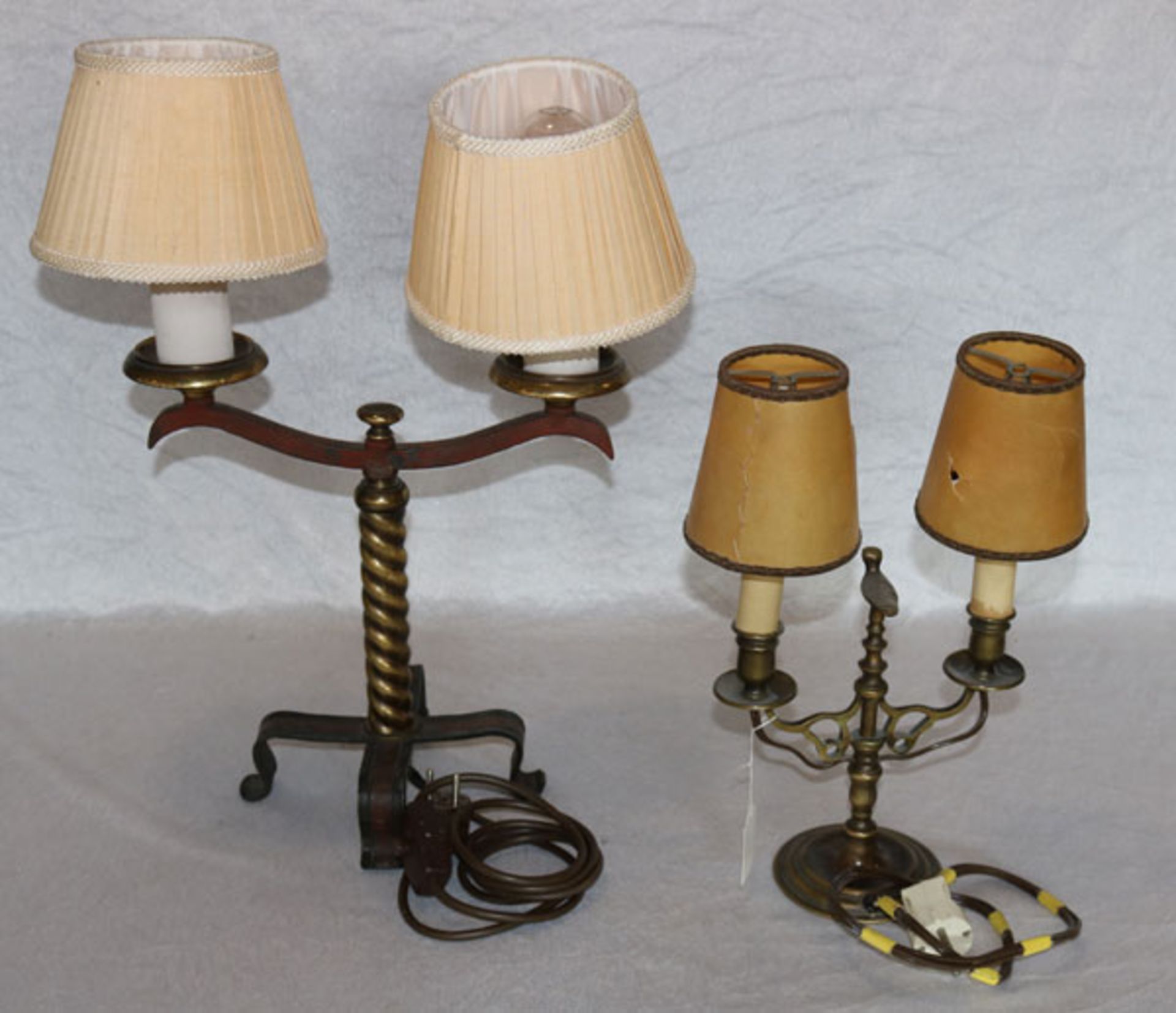 2 Metall Tischlampen, 2-armig mit Schirmchen, H 51 /34 cm, B 40/24 cm, Altersspuren, Schirmchen