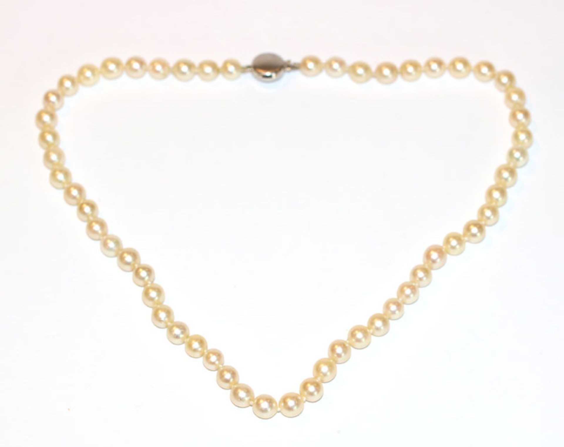 Perlenkette mit mattierter 14 k Weißgold Schließe, L 38 cm