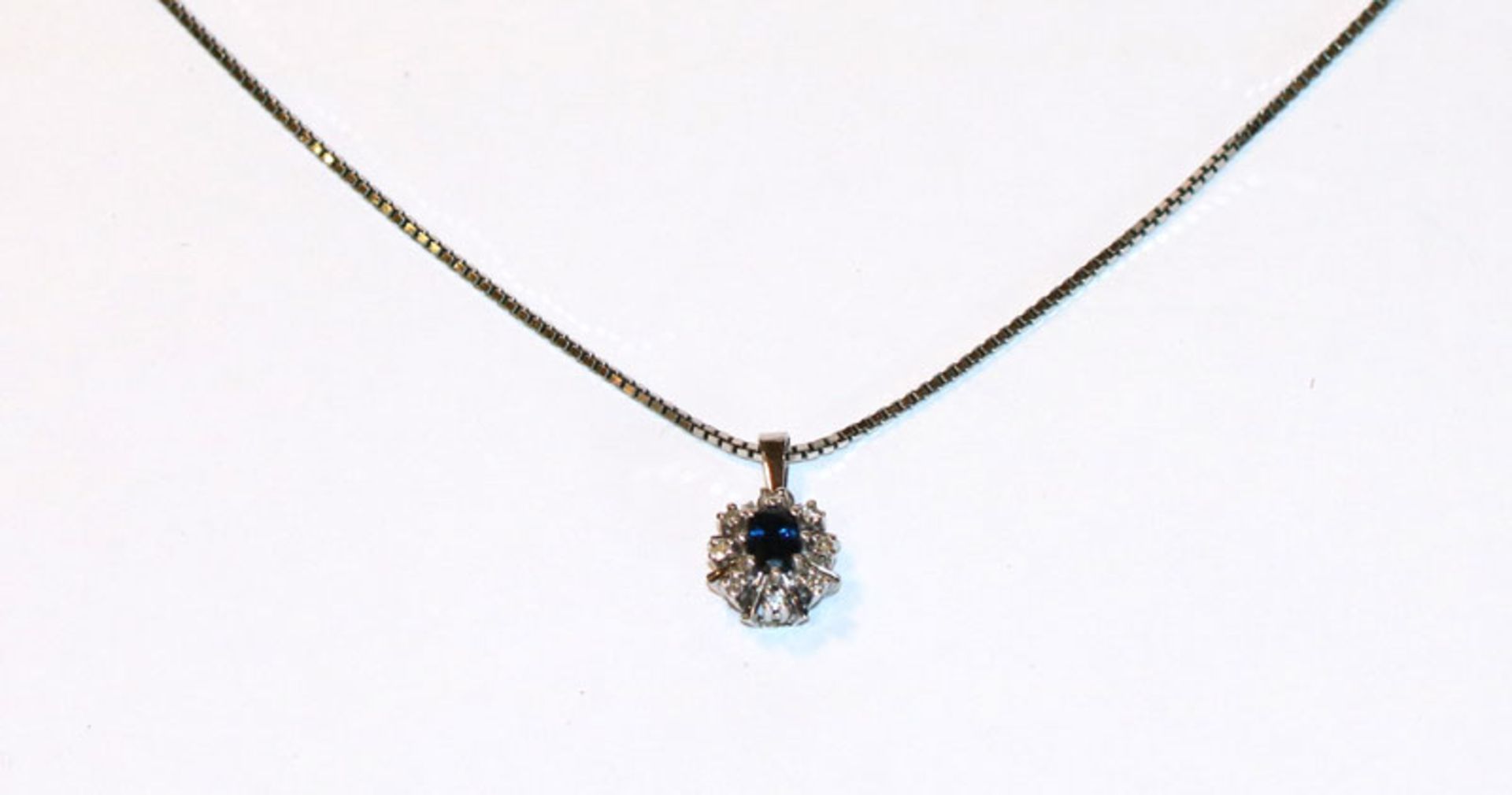 14 k Weißgold Kette, L 38 cm, mit Anhänger Safir und 8 Diamanten, passend zu Lot 64 und 65