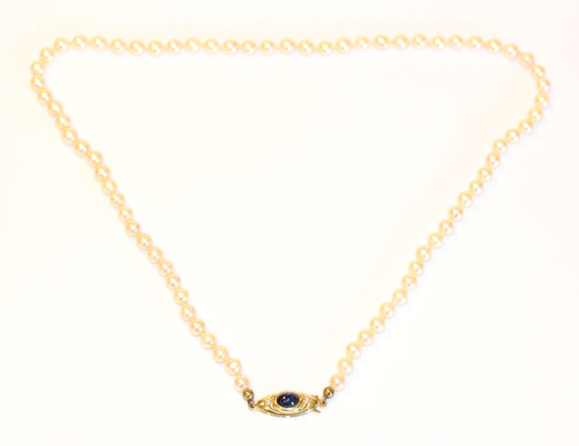 Perlenkette mit 14 k Gelbgold Schließe, besetzt mit Safir-Cabochon und 2 Brillanten, L 46 cm