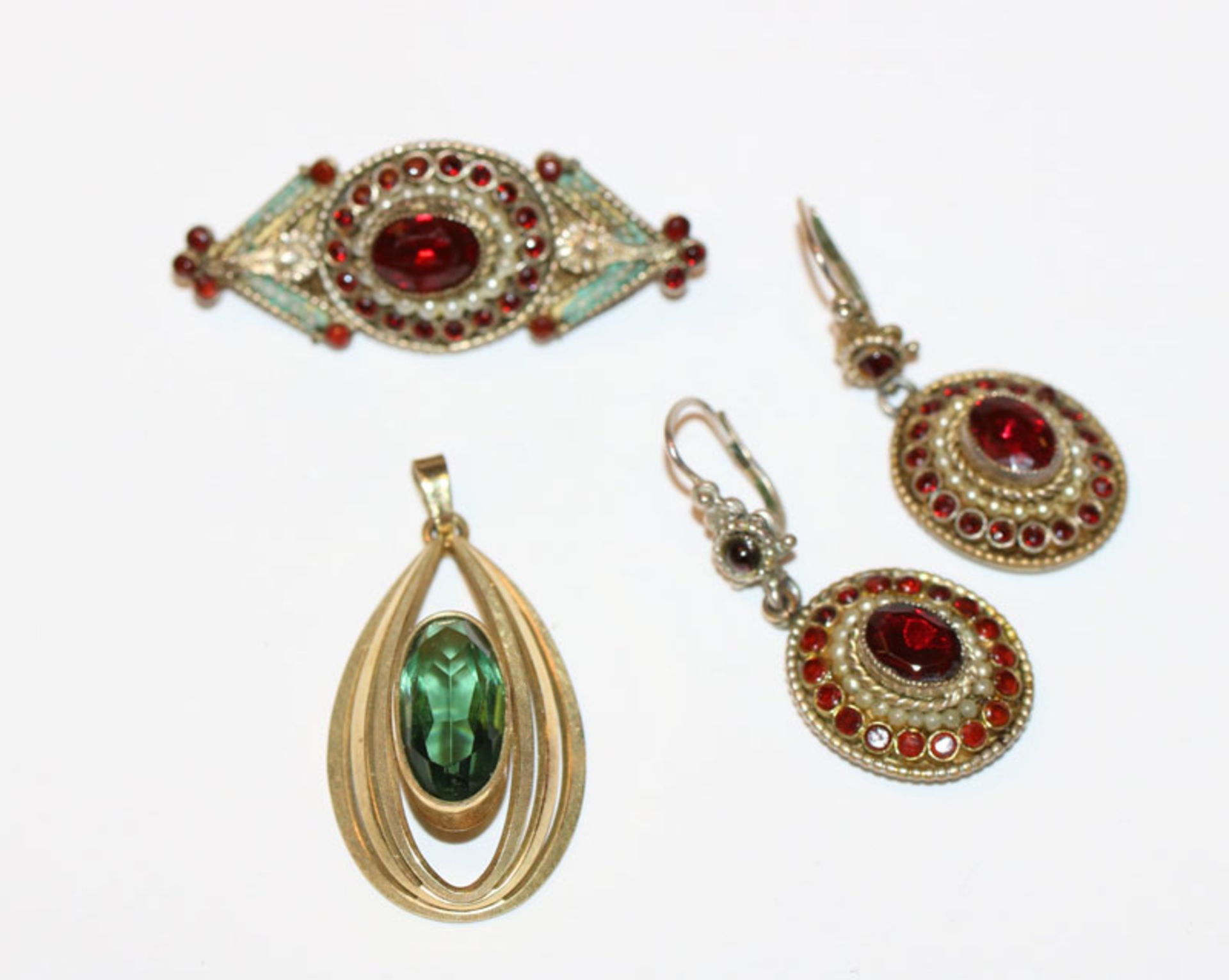 Dekoratives Modeschmuck-Set: Paar Ohrhänger, L 3,5 cm, und Brosche, B 4 cm, mit roten Glassteinen