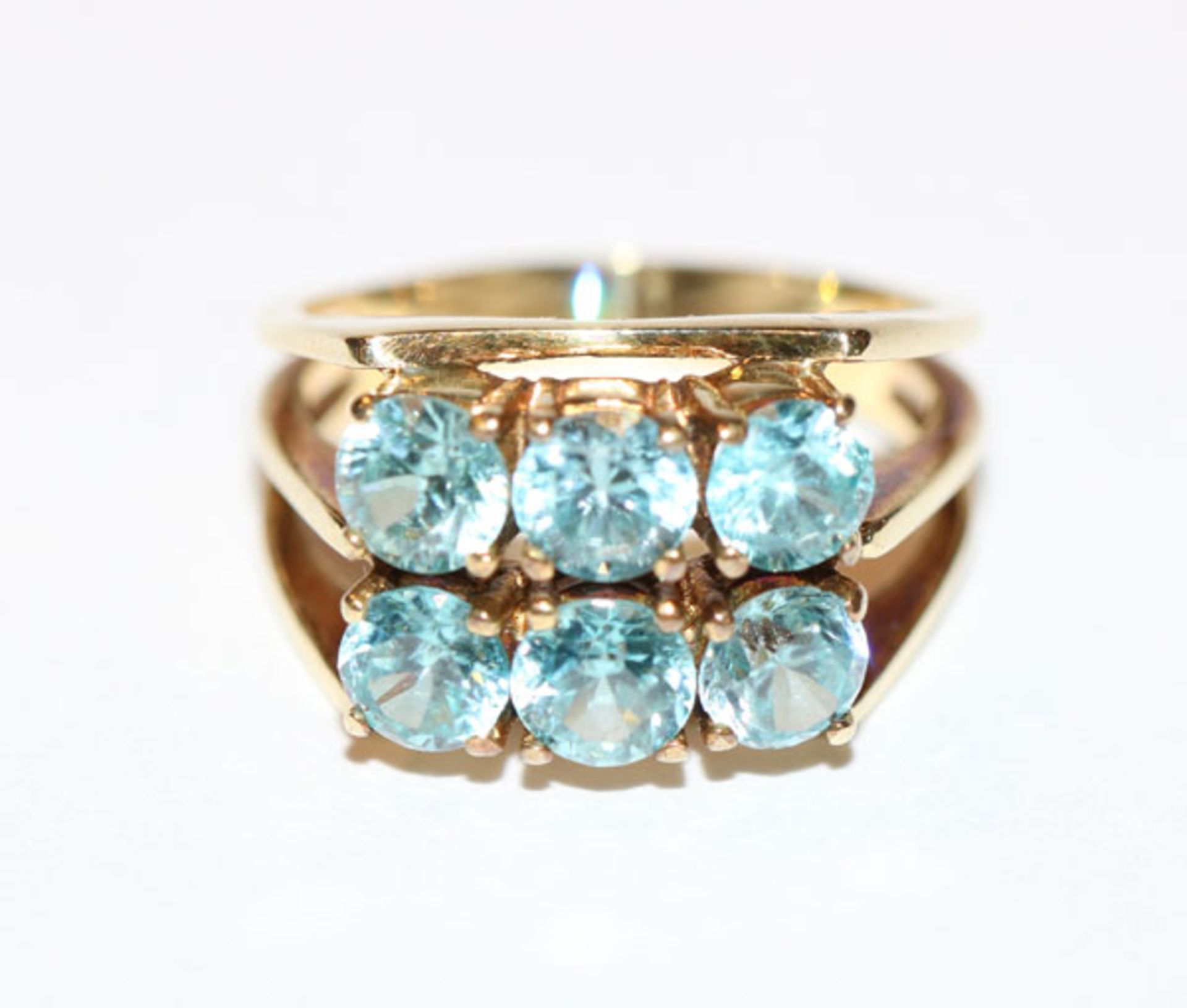 14 k Gelbgold Ring mit 6 Blautopasen, 5,6 gr., Gr. 52