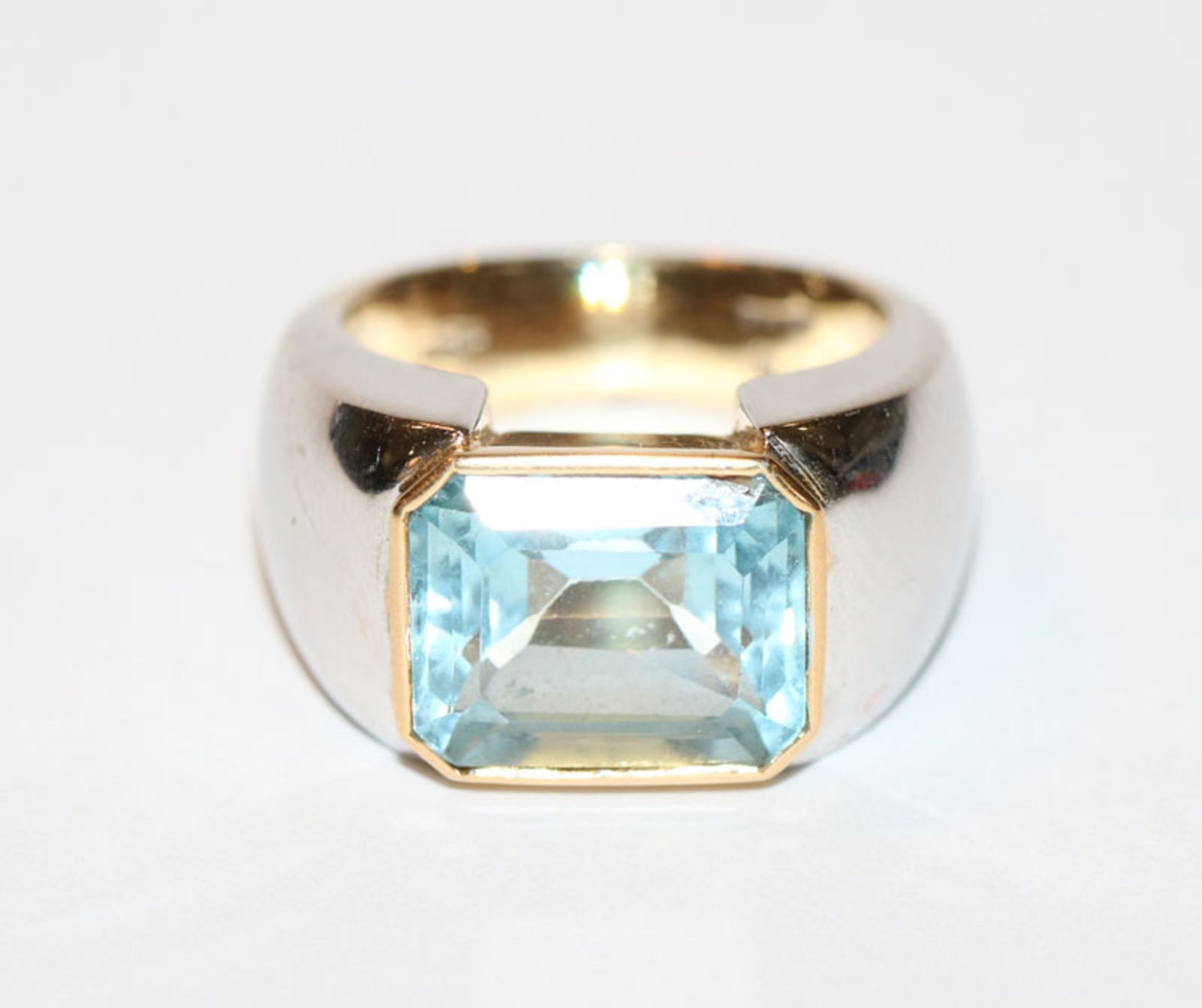 18 k Weiß- und Gelbgold Ring mit Blautopas, massive Handarbeit, Gr. 53, 16 gr., passend zu Lot 42