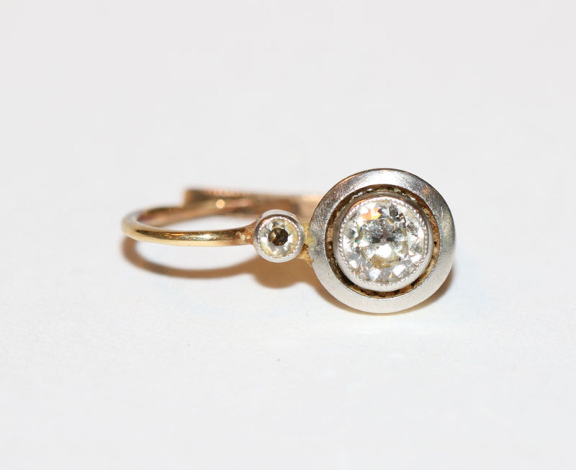 Ein 14 k Gelb- und Weißgold Ohrhänger mit Diamant, L 1,7 cm