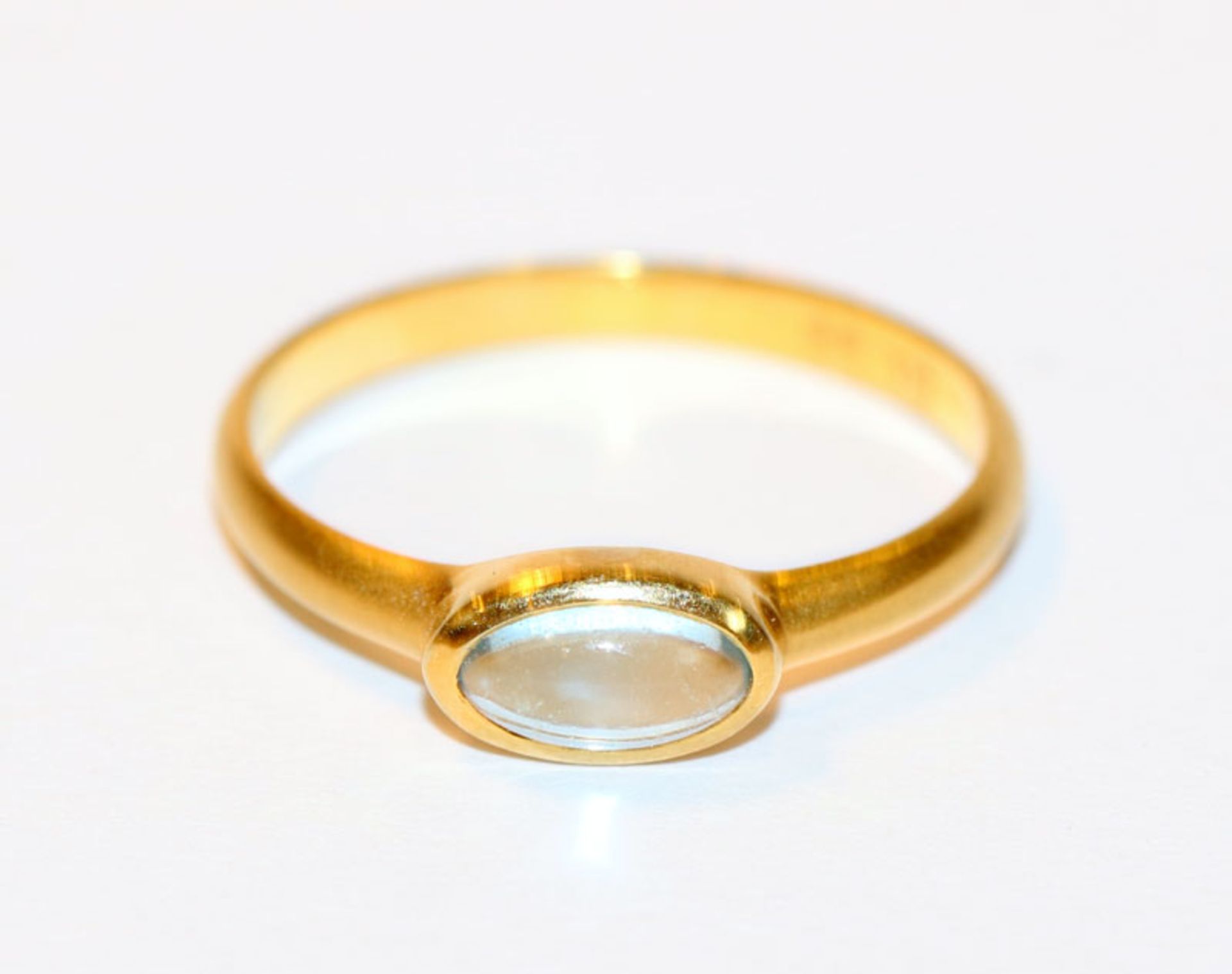 14 k Gelbgold Ring mit mattierter Schiene und hellem Aquamarin, Gr. 60