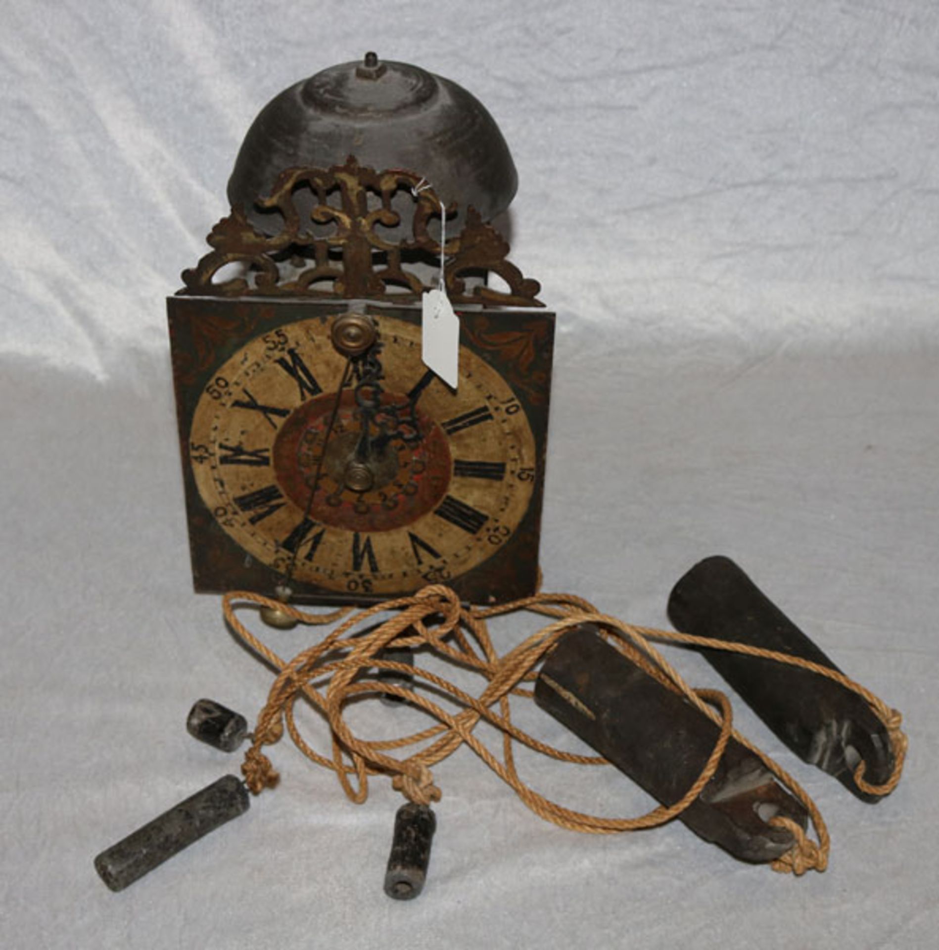 Eisenuhr mit Vorderzappler und Schlag, um 1800, 2 große und 4 kleine Gewichte, altersbedingter