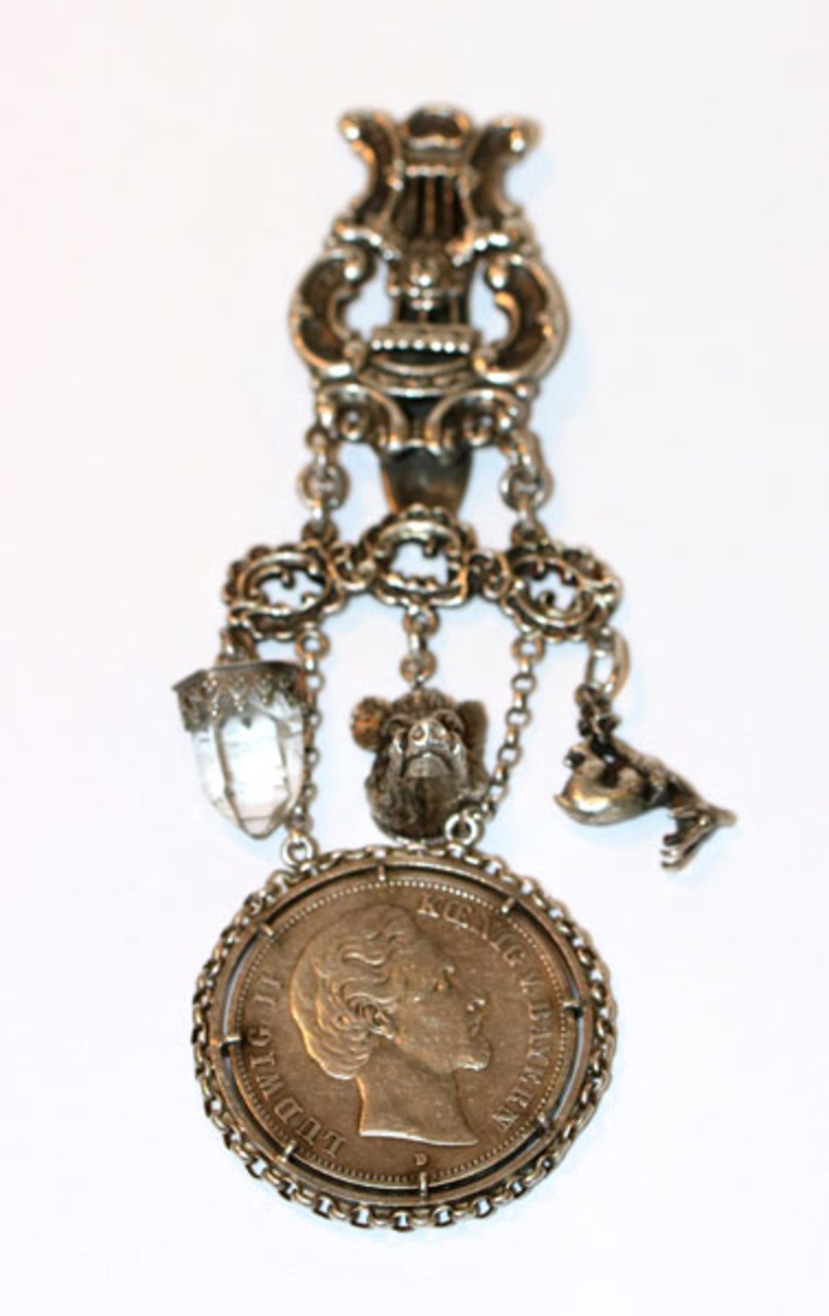 Silber Trachten-Rockstecker mit 4 Anhänger, 5 Mark König Ludwig II. von Bayern, Bergkristall,