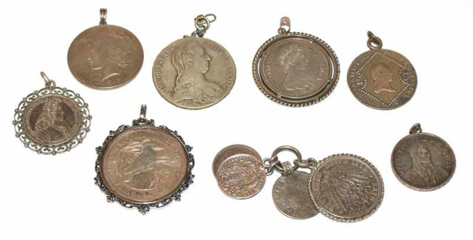 Konvolut von 11 Silbermünzen, gehenkelt/gefaßt, zus. 200 gr.