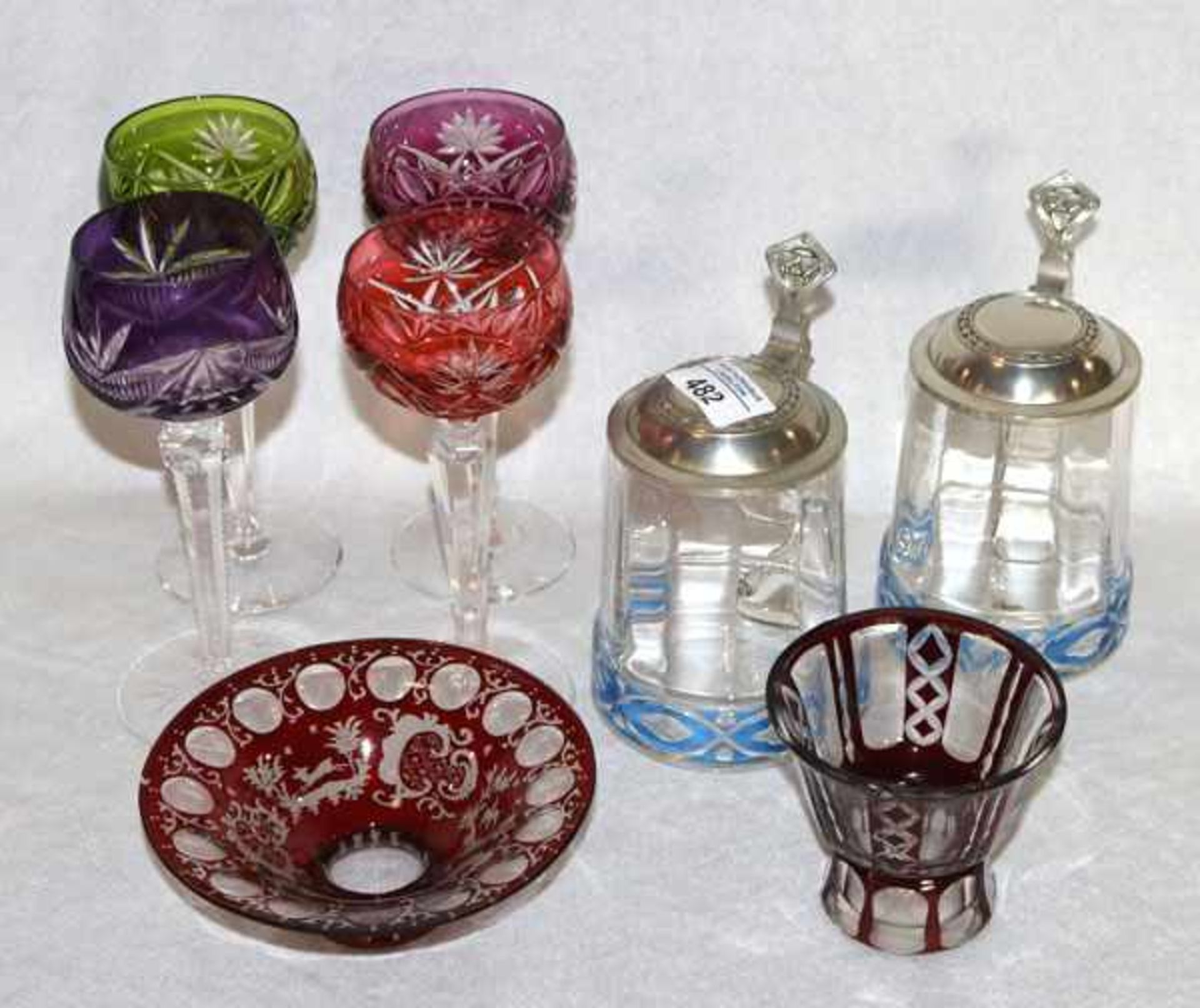 Glas-Konvolut: 4 verschiedene Weinrömer, H19/20 cm, 2 Fußschalen mit rotem Überfang, beschliffen,