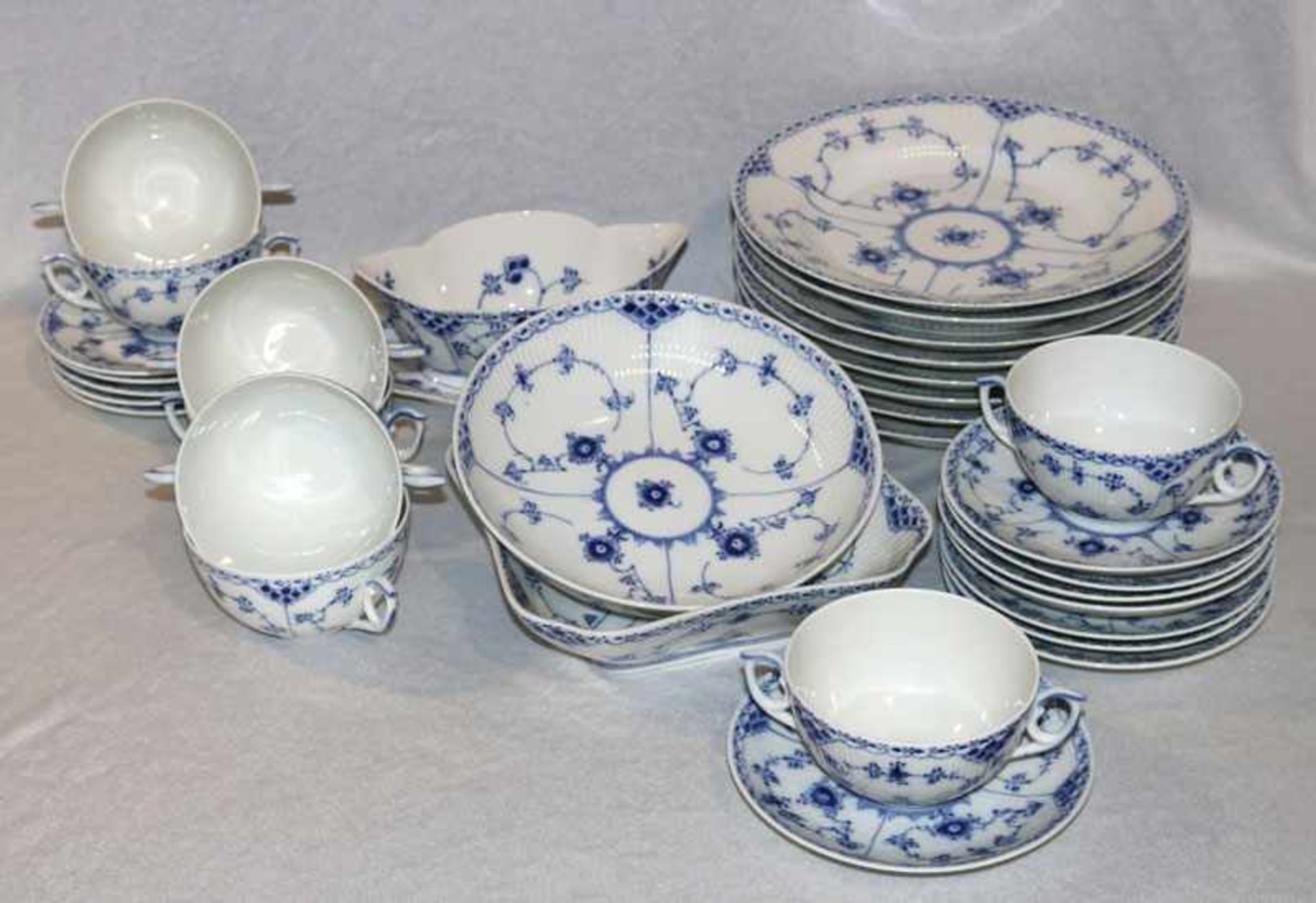 Royal Copenhagen, Dekor Musselmalet, 8 Speiseteller, 8 Suppentassen mit Untertassen, 5 Brotteller,