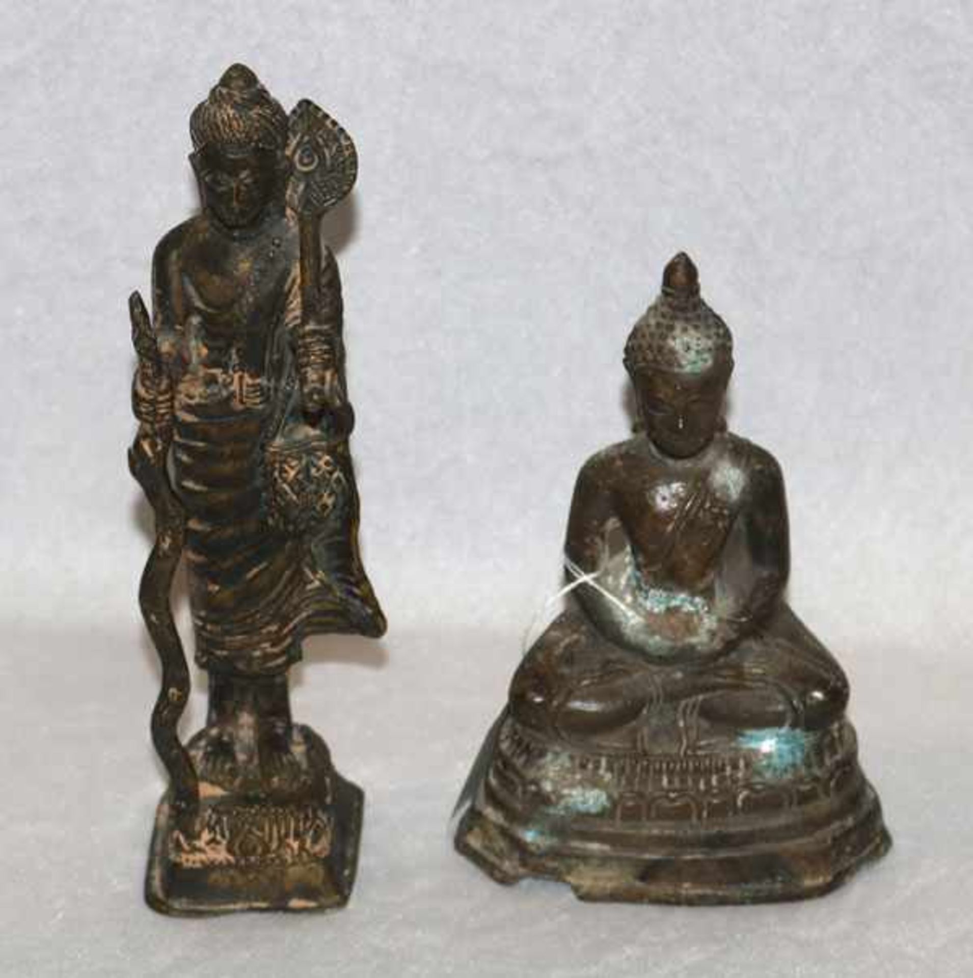 Metallfigur 'Thailändischer Buddha', H 18 cm, und Metallfigur mit Fächer, H 25 cm
