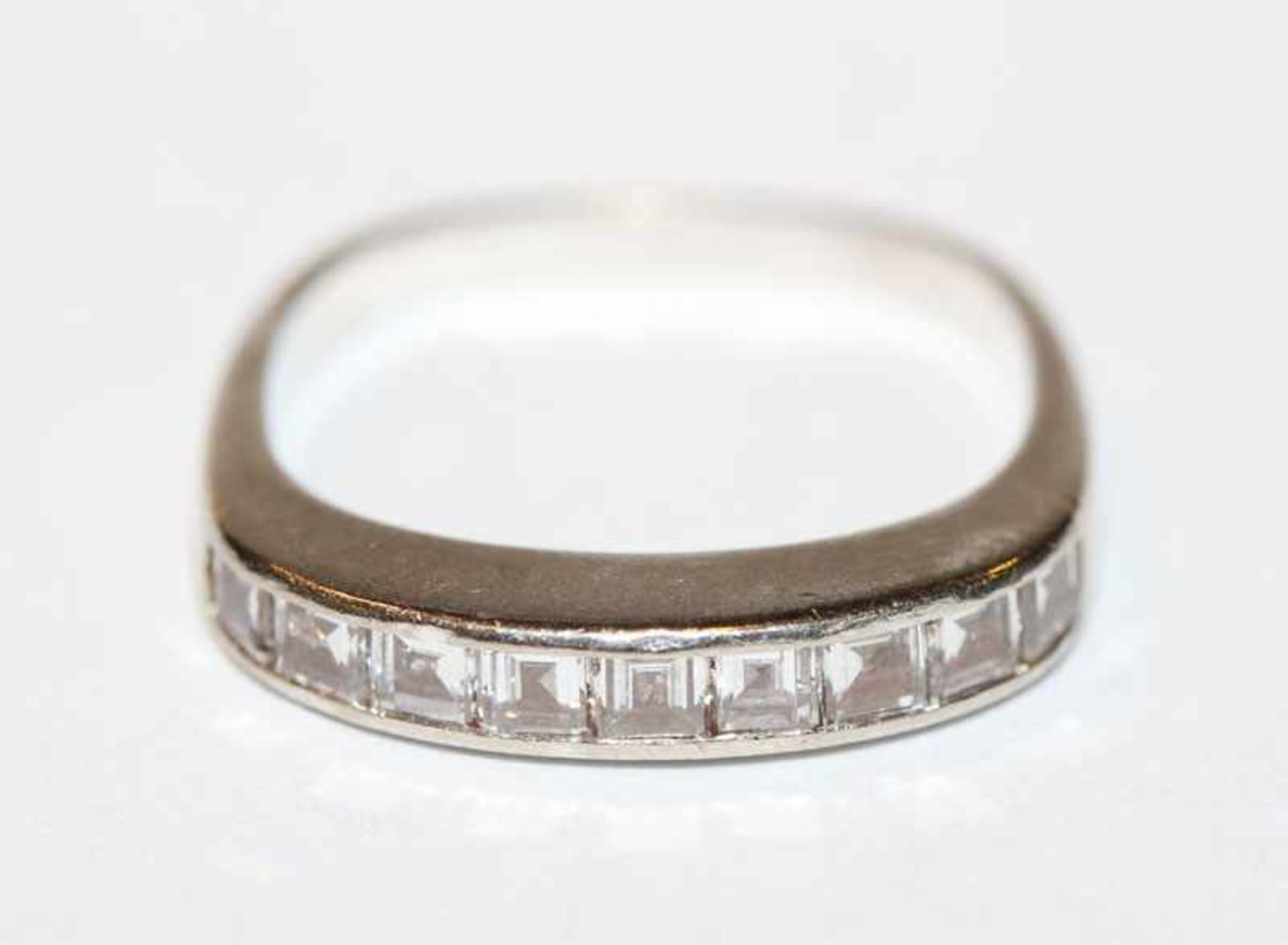 14 k Weißgold Ring mit 9 Diamanten in Baguettschliff, zus. ca. 0,8 ct.