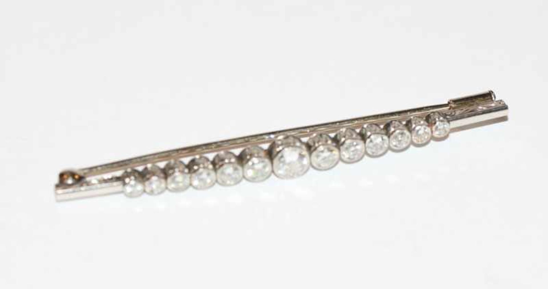 Platin Stab-Brosche mit 13 Altschliff Diamanten, TW/VVS, zus. 1,65 ct., 7,6 gr., B 7 cm,