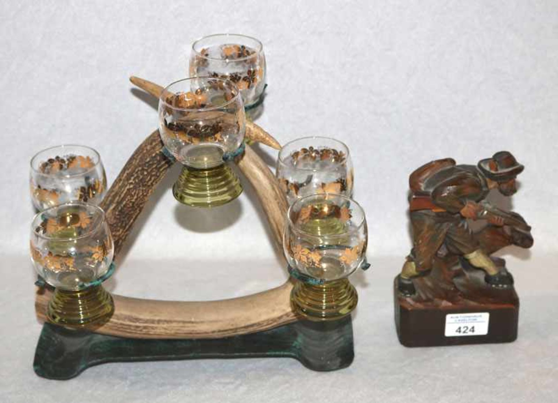 Hirschhorn Weinglasständer mit 6 Gläser, H 28 cm, L 30 cm, B 21 cm, und Holzfigur 'Jäger', dunkel