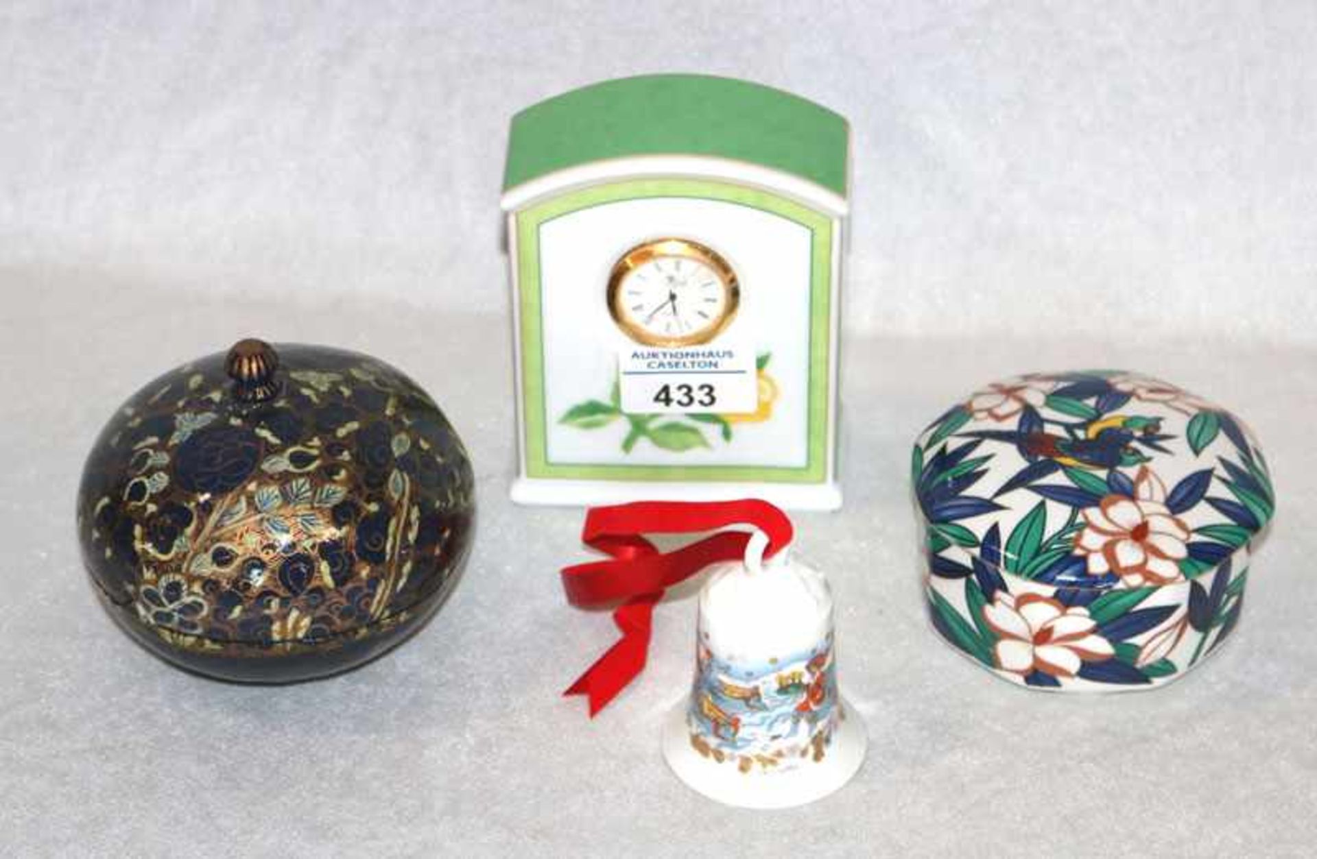 Konvolut: Hutschenreuther Porzellanuhr, Dekor Medly Summerdream, H 12 cm, und Weihnachtsglocke 1984,