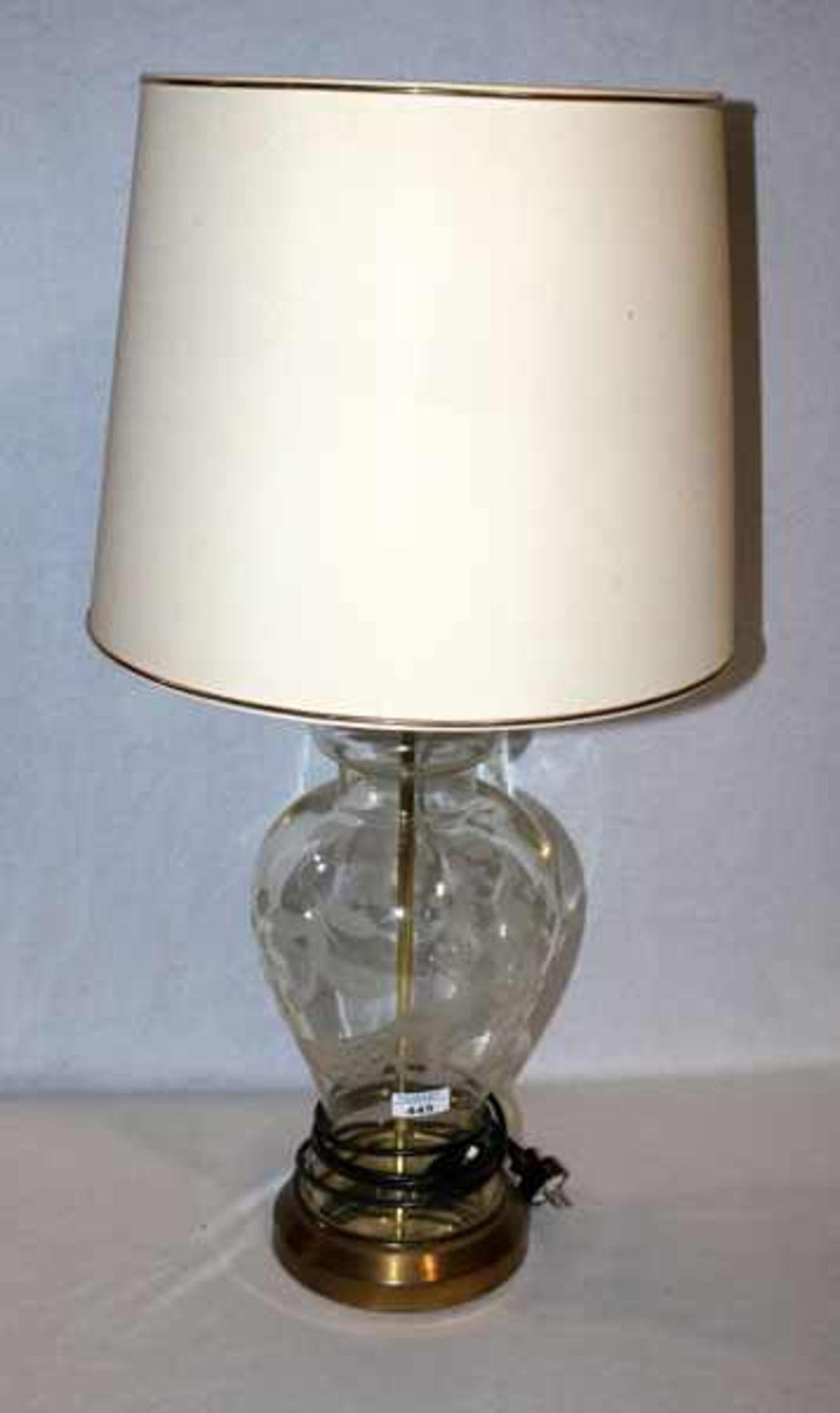 Tischlampe mit Glas-Lampenfuß, Pfauen-Schliffdekor, Messingfuß und beige/goldenem Schirm, H 78 cm, D