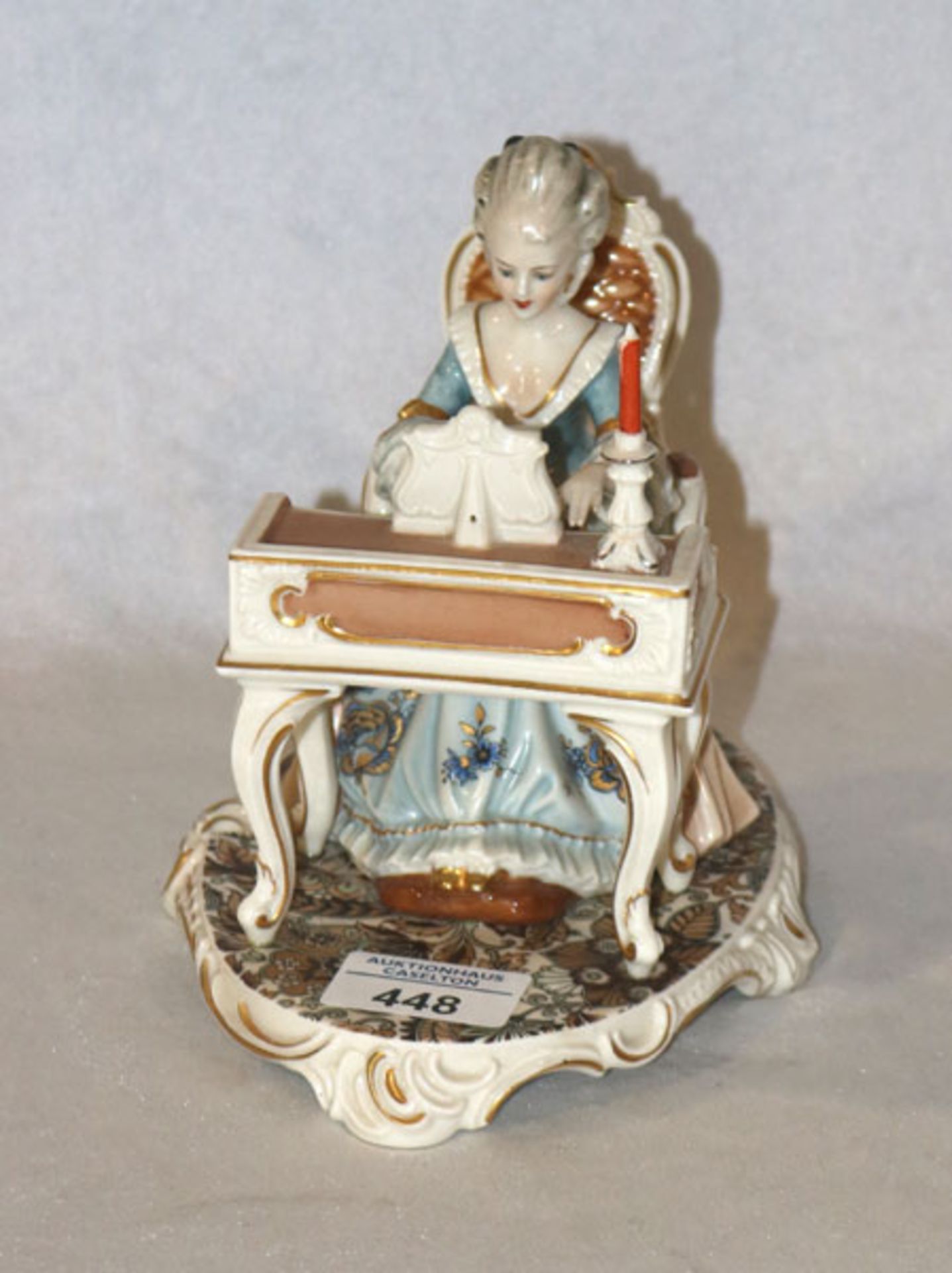 Porzellan Figur 'Dame am Klavier', farbig bemalt, gemarkt AH Kunst Dresden, H 17 cm, B 13 cm, T 18