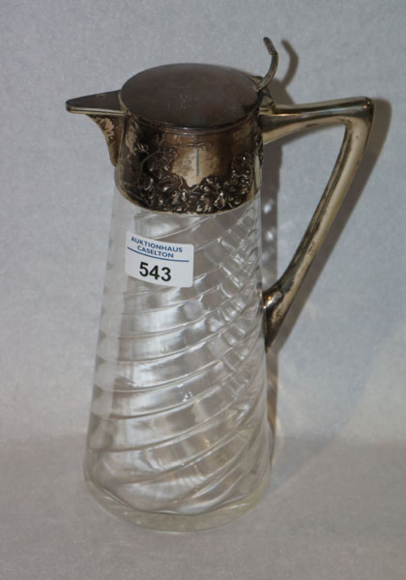 Glas Henkelkrug mit 800 Silbermontierung und reliefiertem Traubendekor, H 26 cm, Gebrauchsspuren