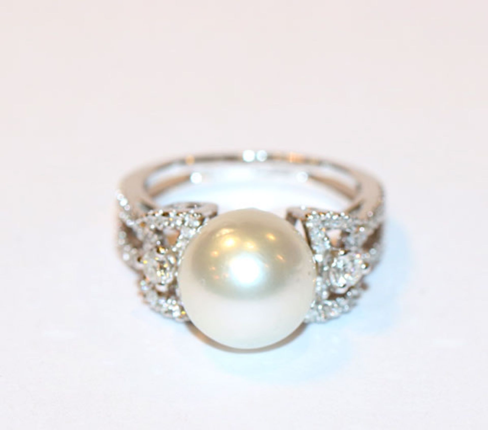 18 k Weißgold Ring mit Diamanten besetzt, zus. 0,63 ct., und einer großen Perle, Gr. 55, schöne