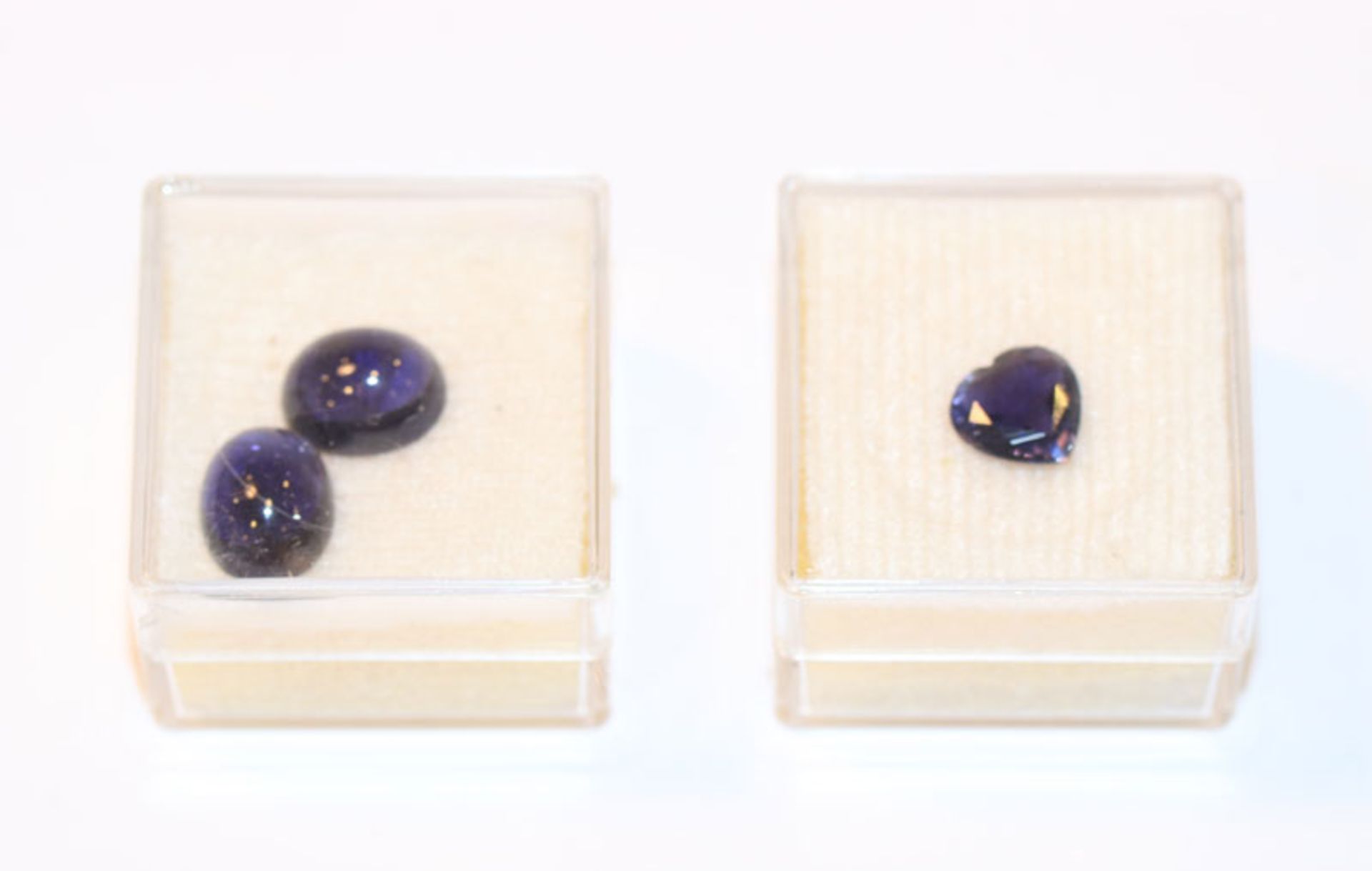 2 ovale Iolith Cabochons, 5,72 ct. und Iolith in facettierter Herzform, 1,25 ct.