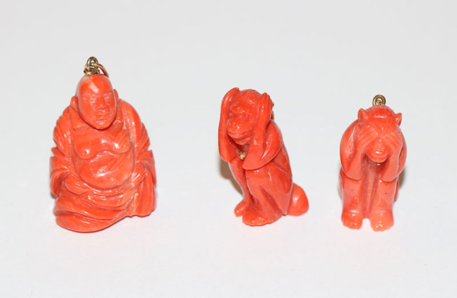 3 Korallen-Anhänger, Buddha, H 3,5 cm, 2 Affen, nichts hören, nichts sehen, H 3 cm, alle schön