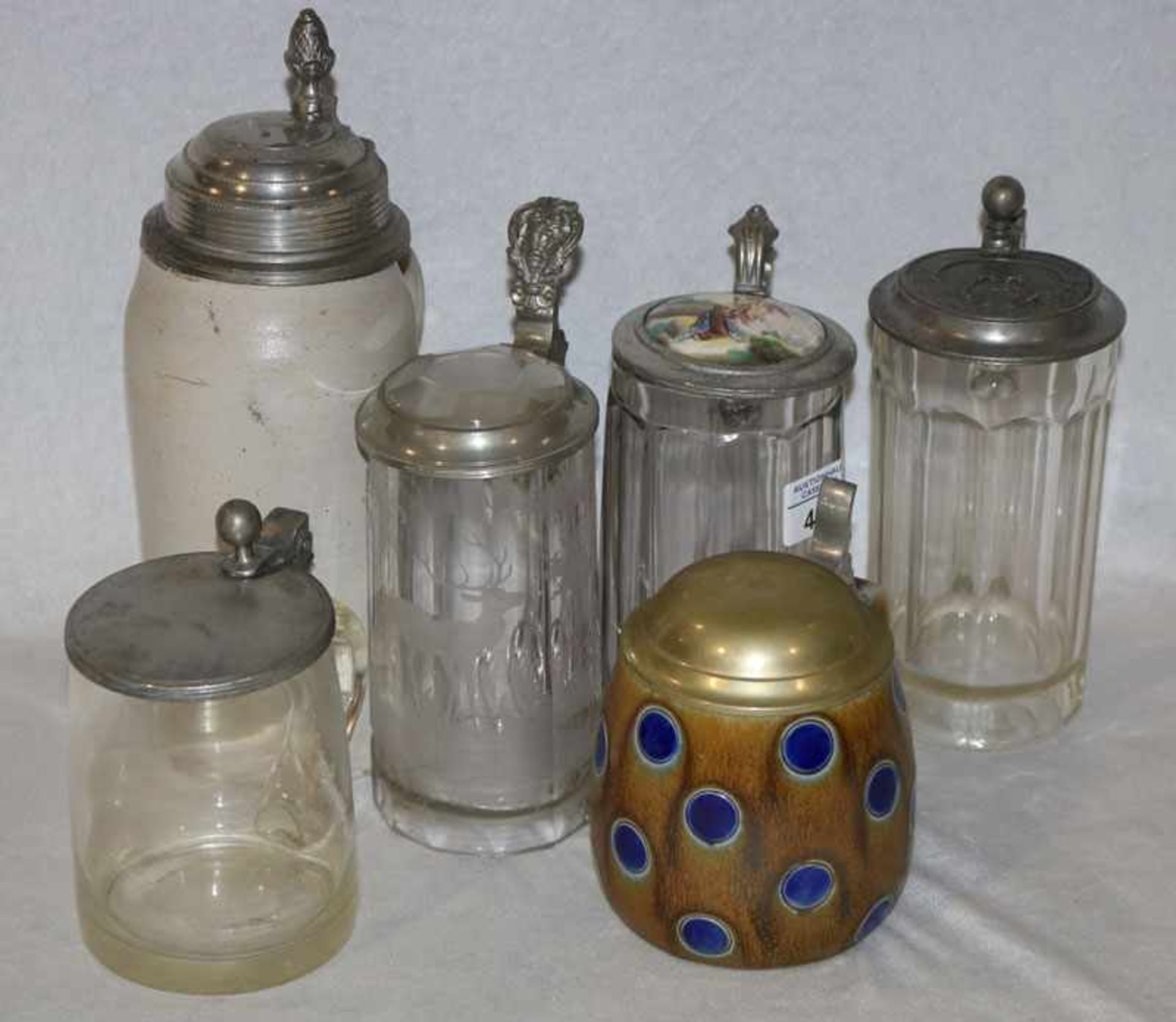 Konvolut von 6 Bierkrügen, Glas/Keramik/Steingut, alle mit Zinndeckel, H 12/23 cm, Gebrauchsspuren