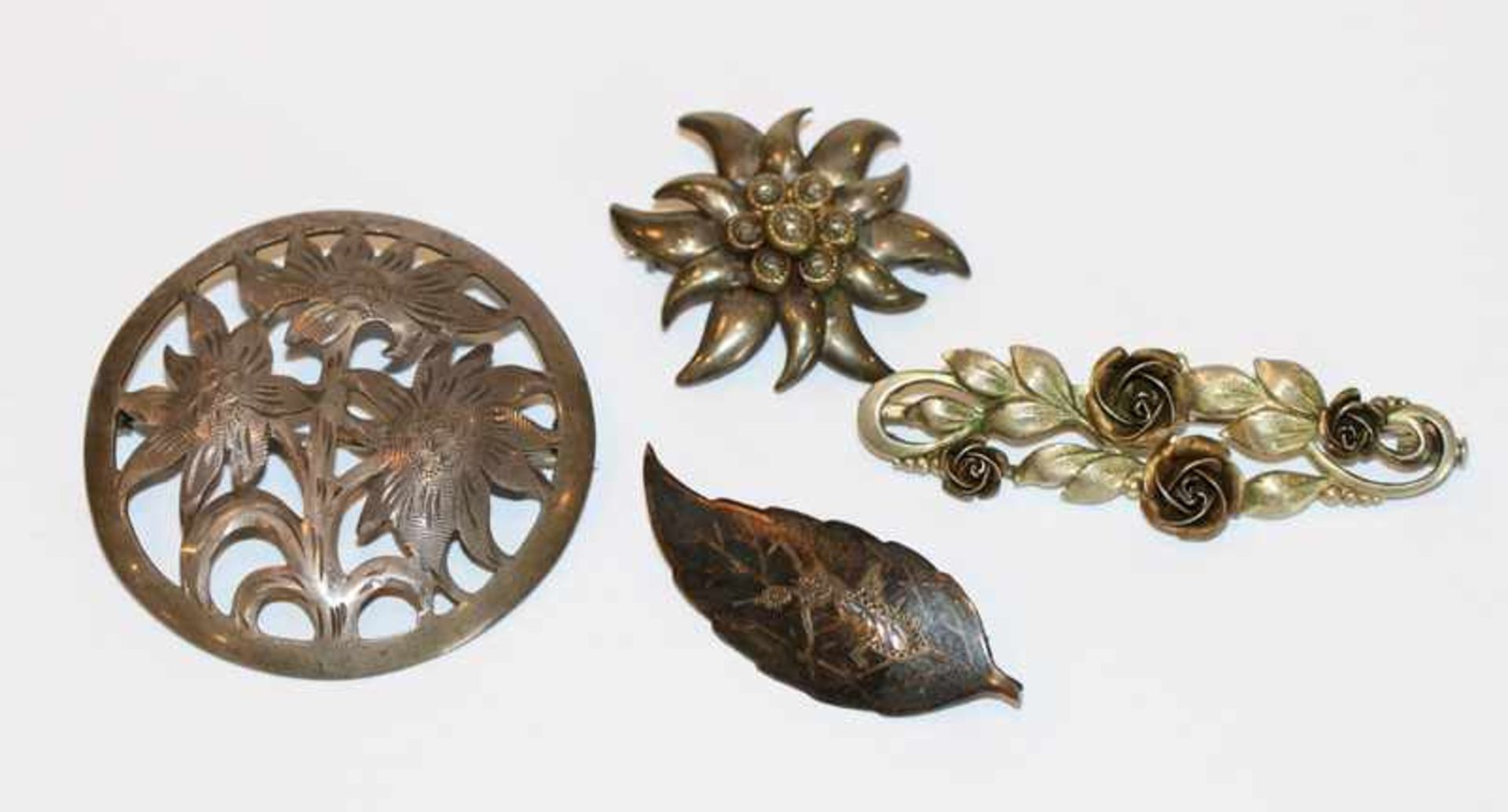 Konvolut von 4 Silber Broschen in Floral- und Figürlichem Dekor