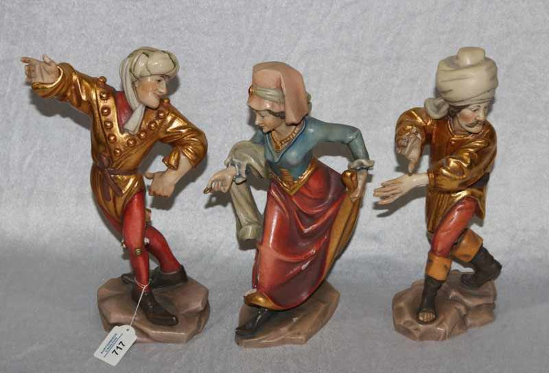 3 Holz Figurenskulpturen 'Moriskentänzer', farbig gefaßt, Fassung teils beschädigt, H 32 cm