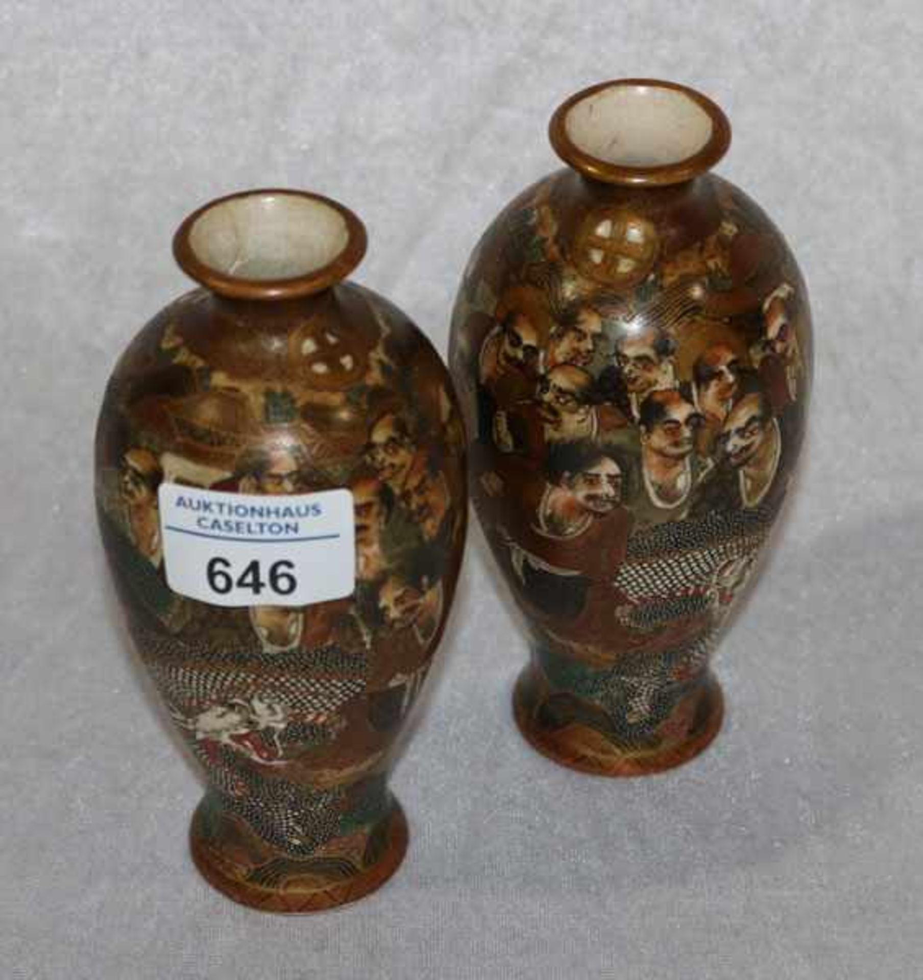 Paar Satsuma Vasen, Japan, wohl 18. Jahrhundert, Bodenmarke in Gold in rotgrundiger Kartusche,