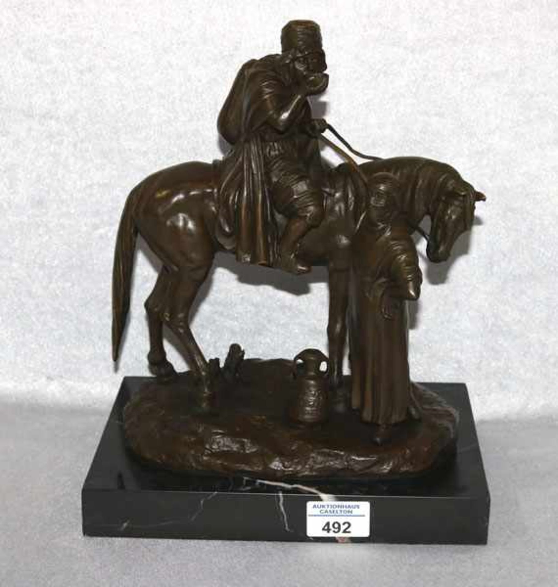 Bronze Figurengruppe 'Reiter zu Pferd und Araberin mit Wasserkrug', Gußmarke und Signatur ?, auf