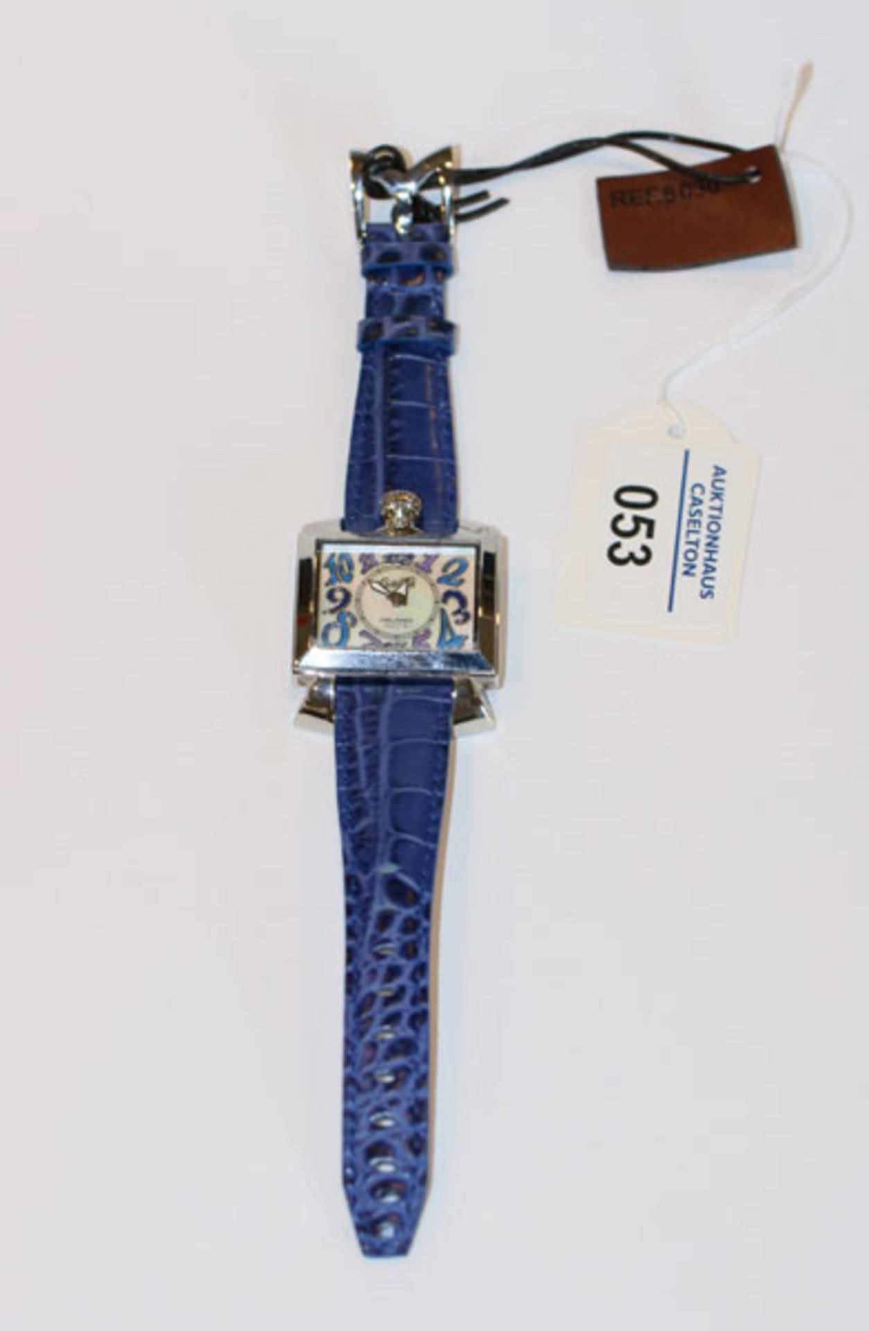 GaGa Milano Damen Armbanduhr mit blauen Ziffern und Armband, rückseitig mit graviertem Wappendekor