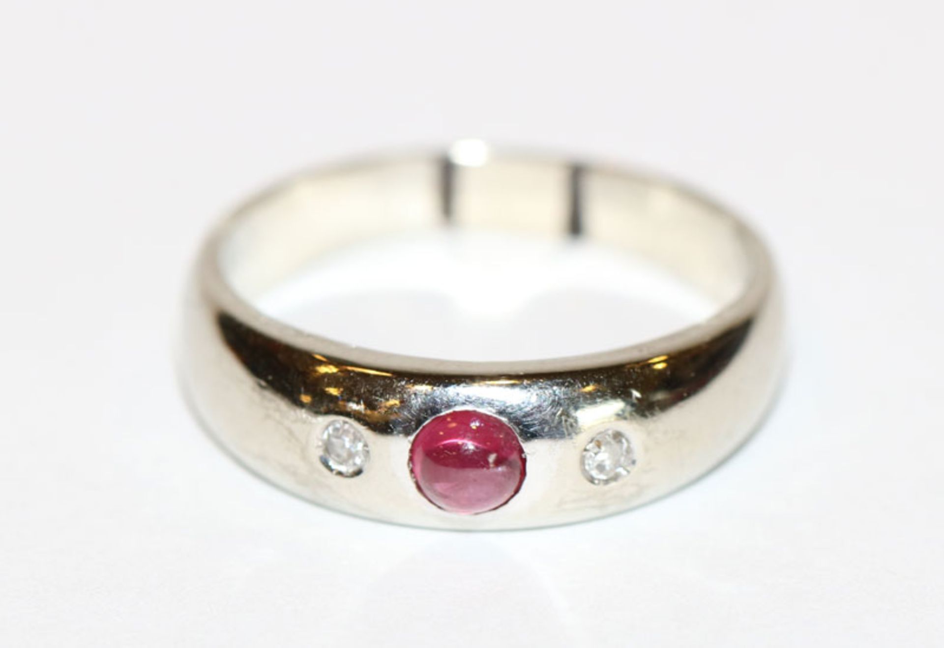 14 k Weißgold Ring mit Rubin Cabochon und 2 kleinen Diamanten, Gr. 56