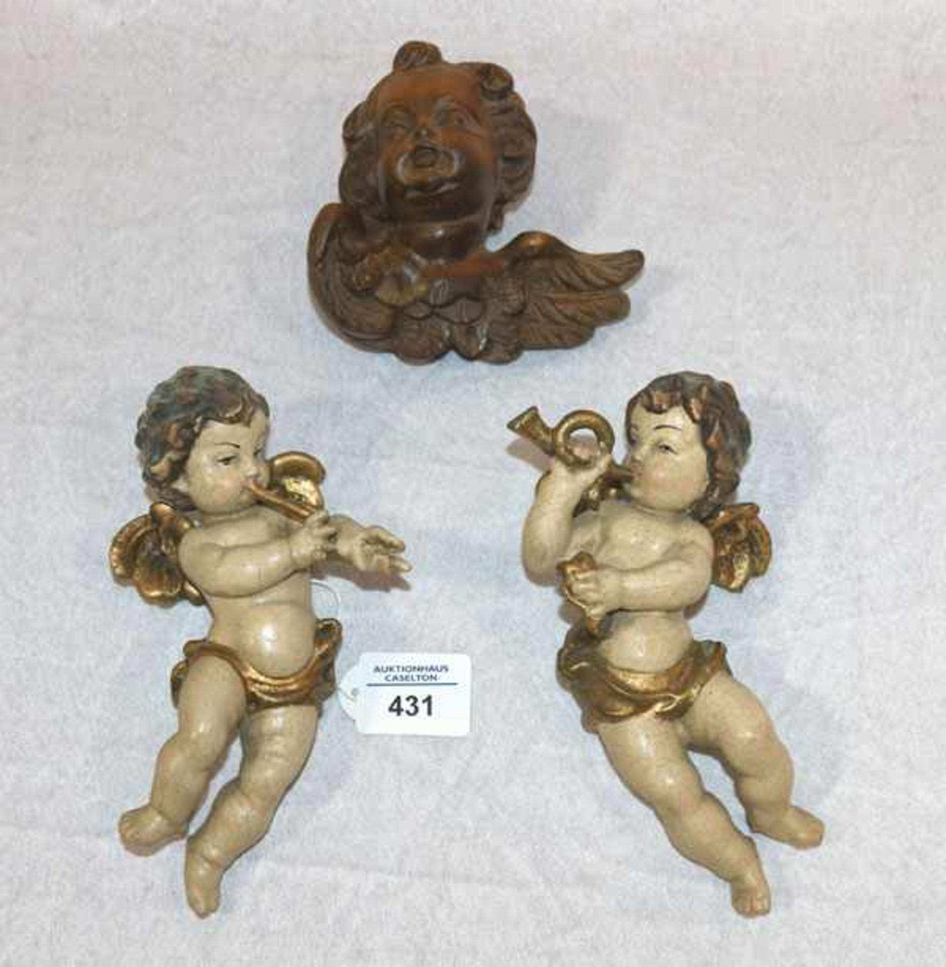 2 Holzfiguren 'Musizierende Engel', gefaßt, beschädigt, H 2 cm, und Puttenkopf, gebeizt, H 14 cm,