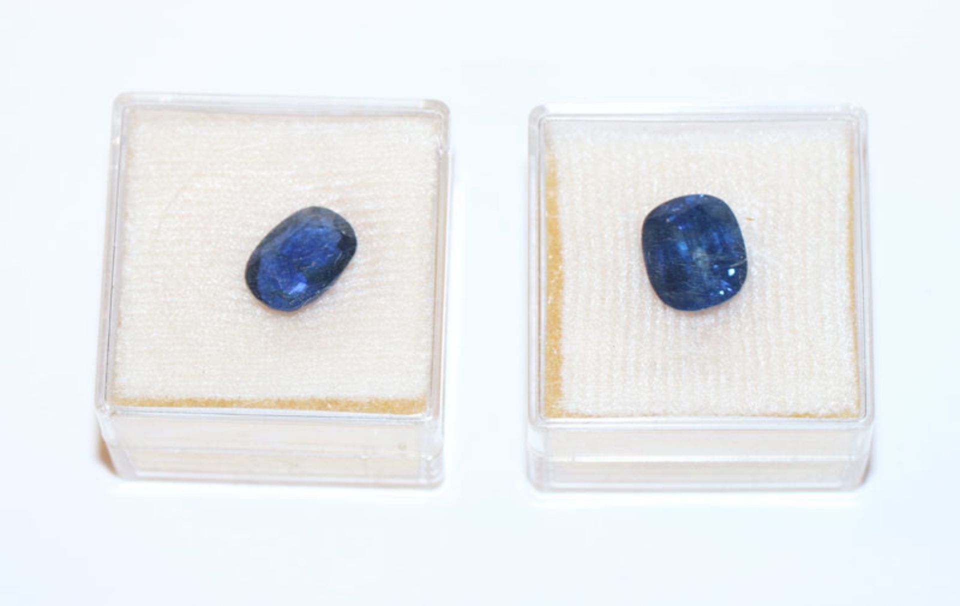 2 lose Safire: Siam Safir, 3,99 ct., und Pailin Safir, 2,59 ct.