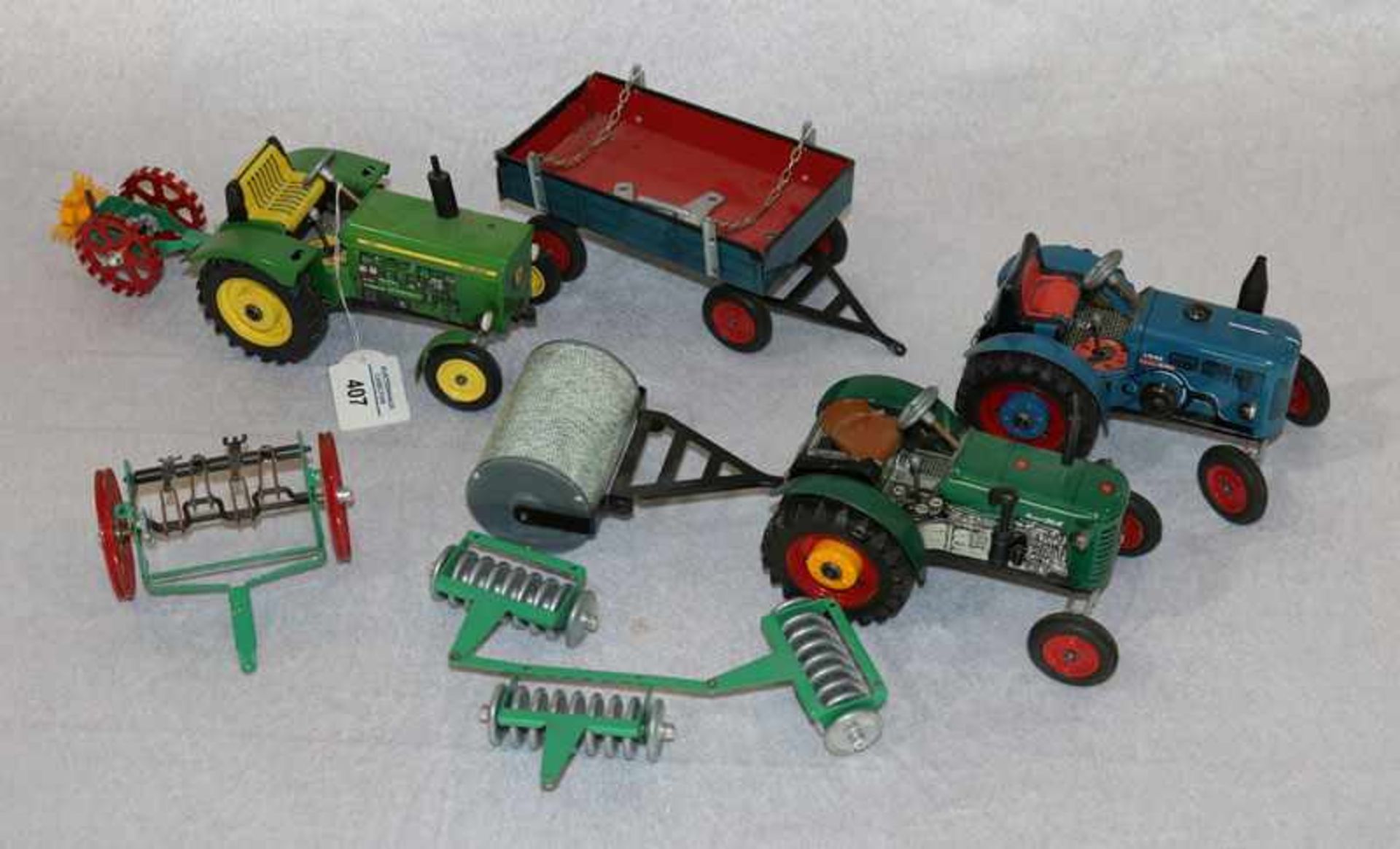 3 Modell-Traktoren: Lanz mit Anhänger, John Deere mit Anhänger, Zetor mit Walze und Heuwender und